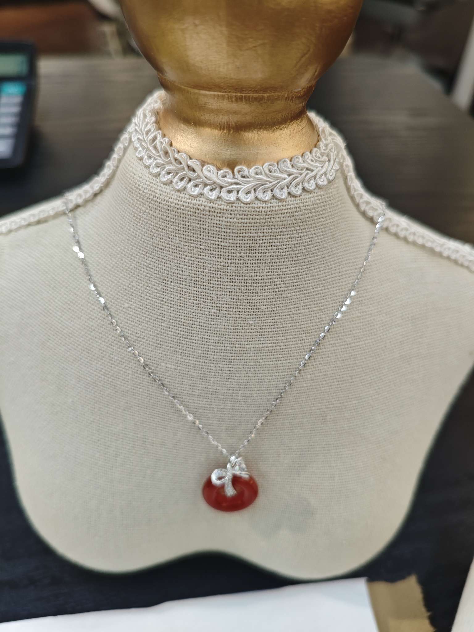 The S925 pure silver chalcedony collarbone chain is a niche and light luxury neck accessory. The silver chain is fashionable and versatile detail image 3