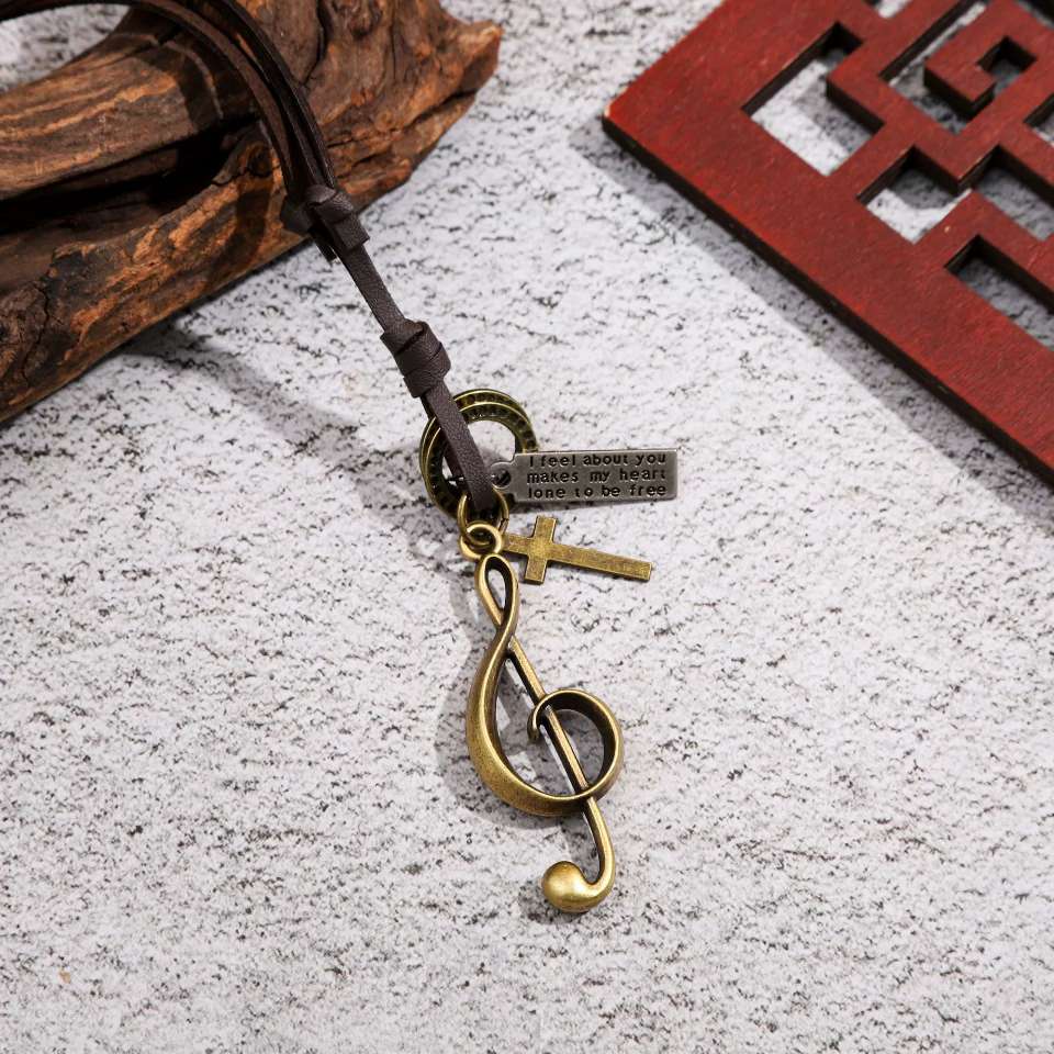 Retro distressed leather rope necklace, Bohemian-style feather bull head pendant, denim style personalized accessory wholesale necklace Application Scenario