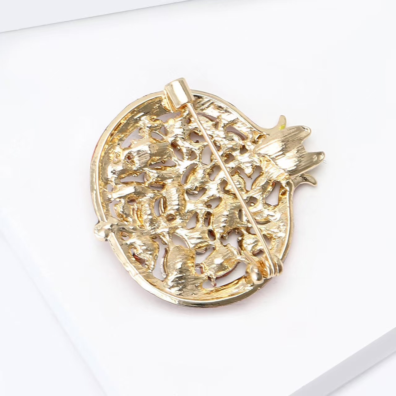 Hot-selling enamel oil drip pomegranate fruit brooch, overcoat, suit jacket, corsage factory direct sales, versatile Item Picture