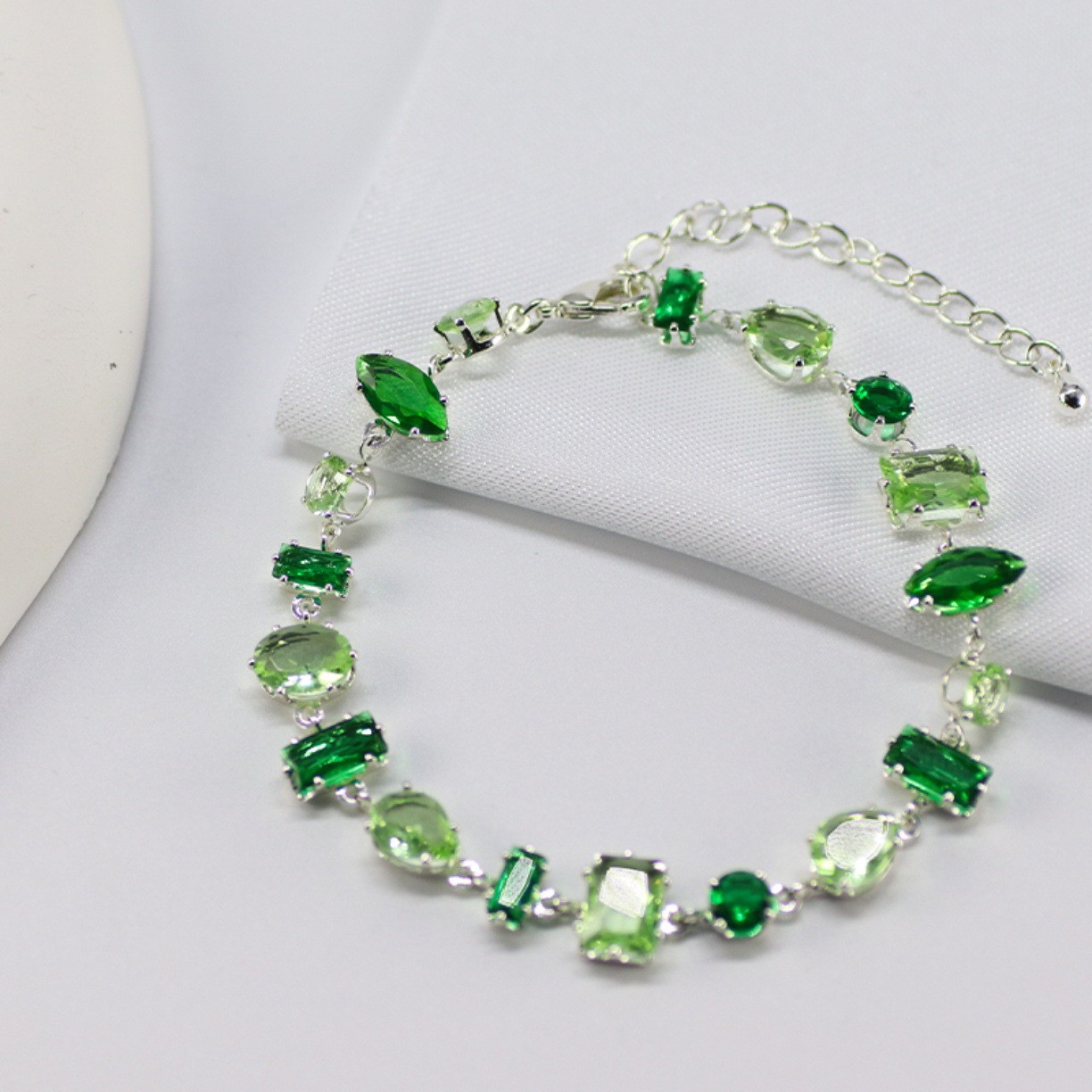The same style of oval zircon bracelet as the Shi family, emerald emerald crystal bracelet with dazzling luster, exquisite and high-end light luxury jewelry set Specification image