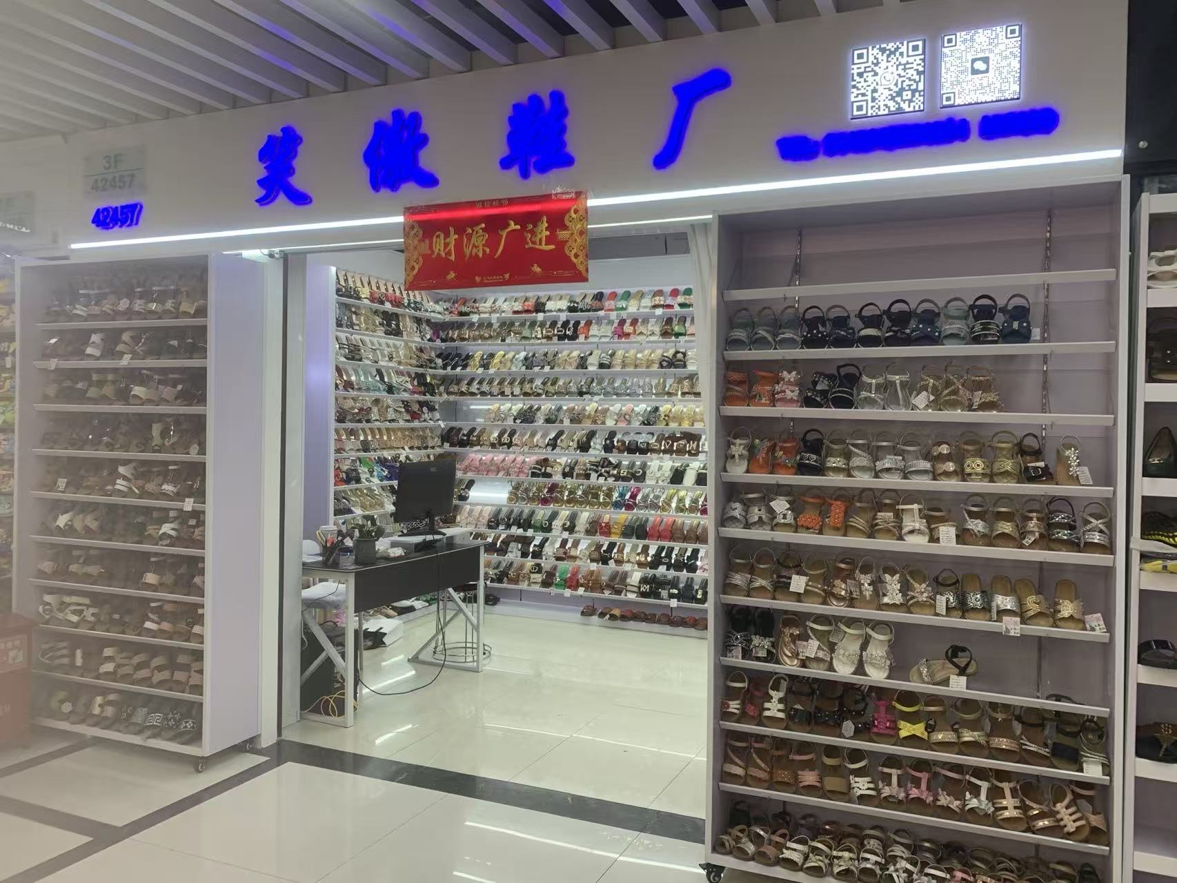 يضحك في مصنع الأحذية ECO Soes Factory describe pic - 5