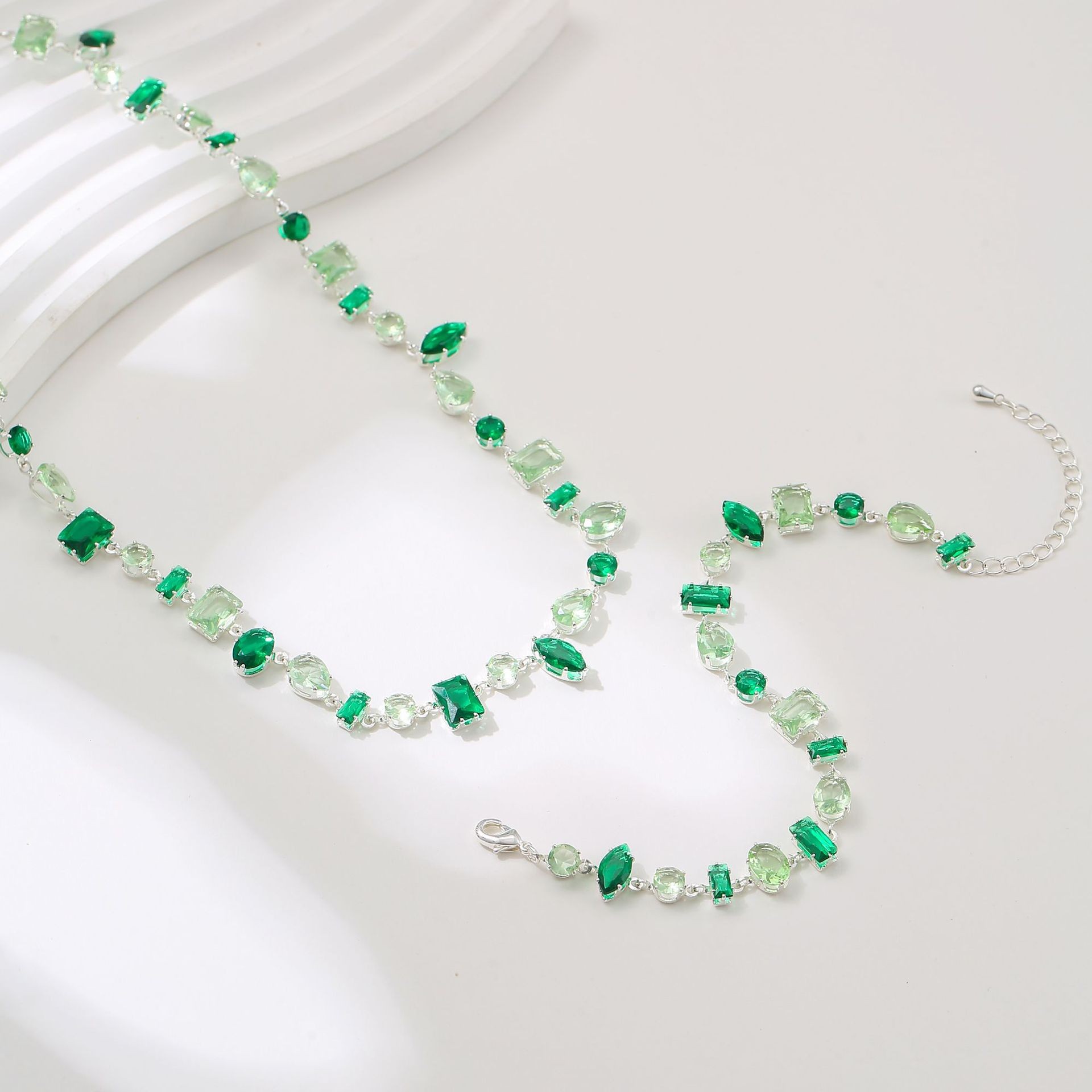 The same style of oval zircon bracelet as the Shi family, emerald emerald crystal bracelet with dazzling luster, exquisite and high-end light luxury jewelry set Item Picture