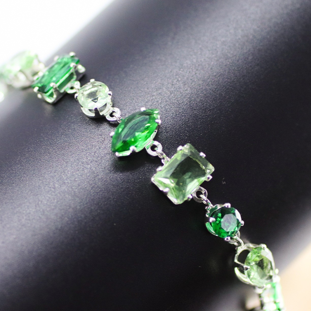 The same style of oval zircon bracelet as the Shi family, emerald emerald crystal bracelet with dazzling luster, exquisite and high-end light luxury jewelry set details Picture