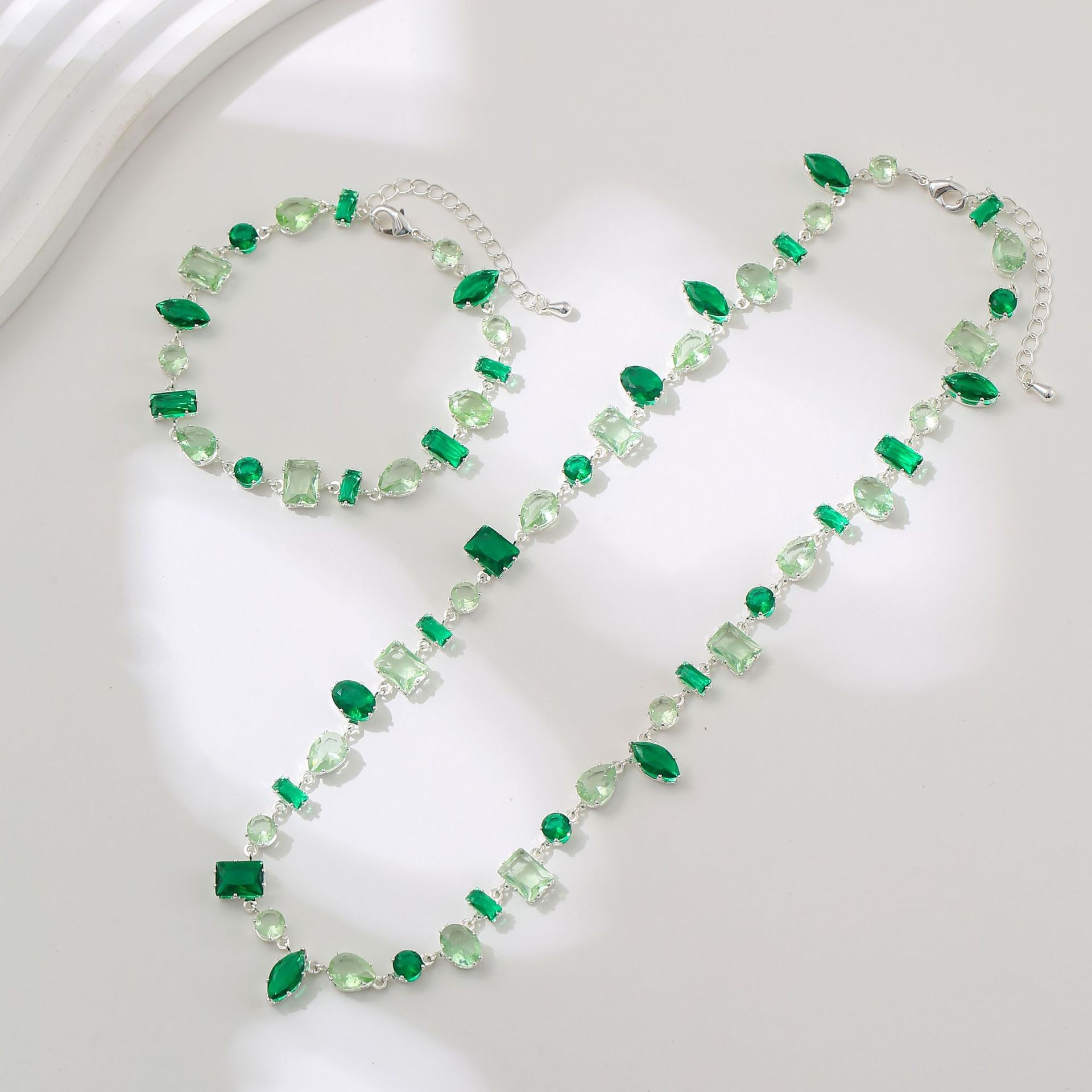 The same style of oval zircon bracelet as the Shi family, emerald emerald crystal bracelet with dazzling luster, exquisite and high-end light luxury jewelry set Application Scenario
