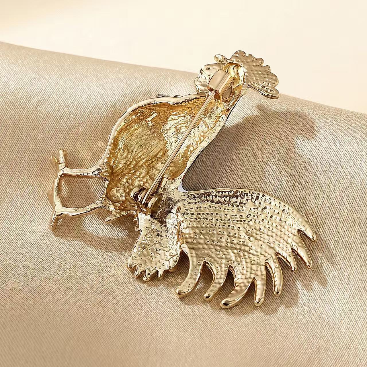 Fashionable and simple alloy oil-dripping rooster brooch, cardigan, sweater, coat and corsage Application Scenario