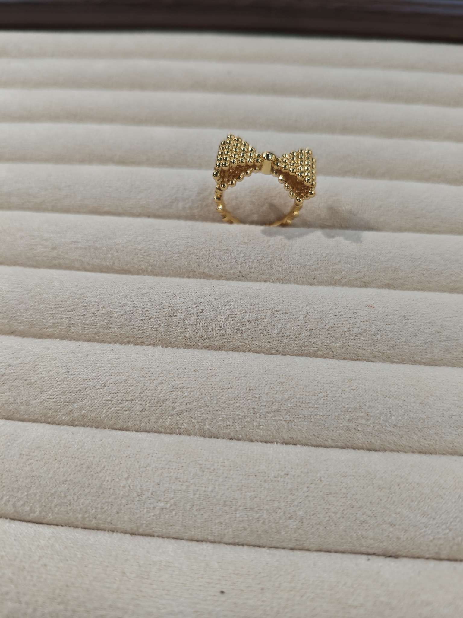 Nuevo anillo simple y versátil arco oro anillo de cobre Application Scenario