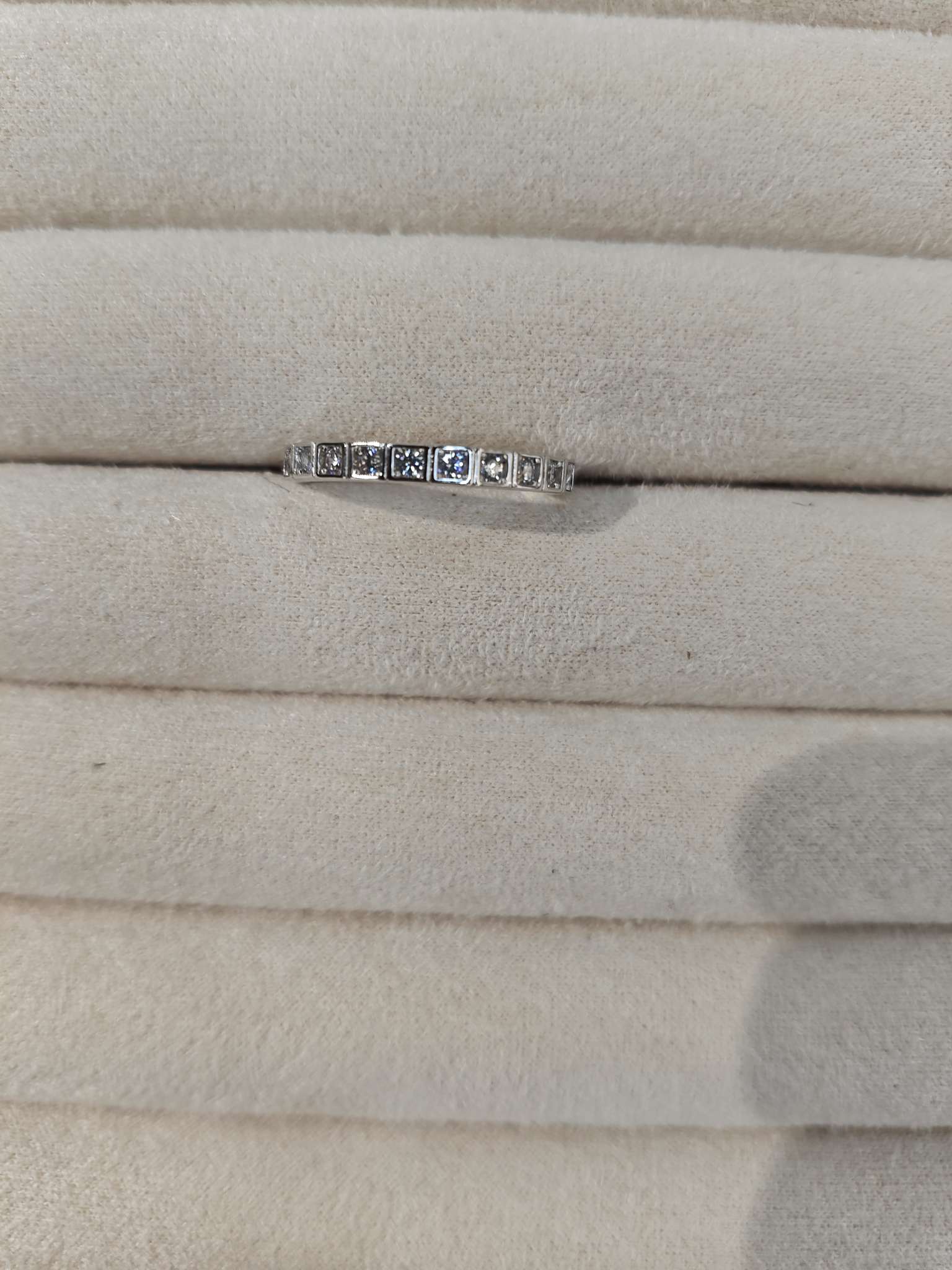 The new S925 silver ring is simple and versatile. It is a diamond-encrusted silver ring for daily wear Application Scenario
