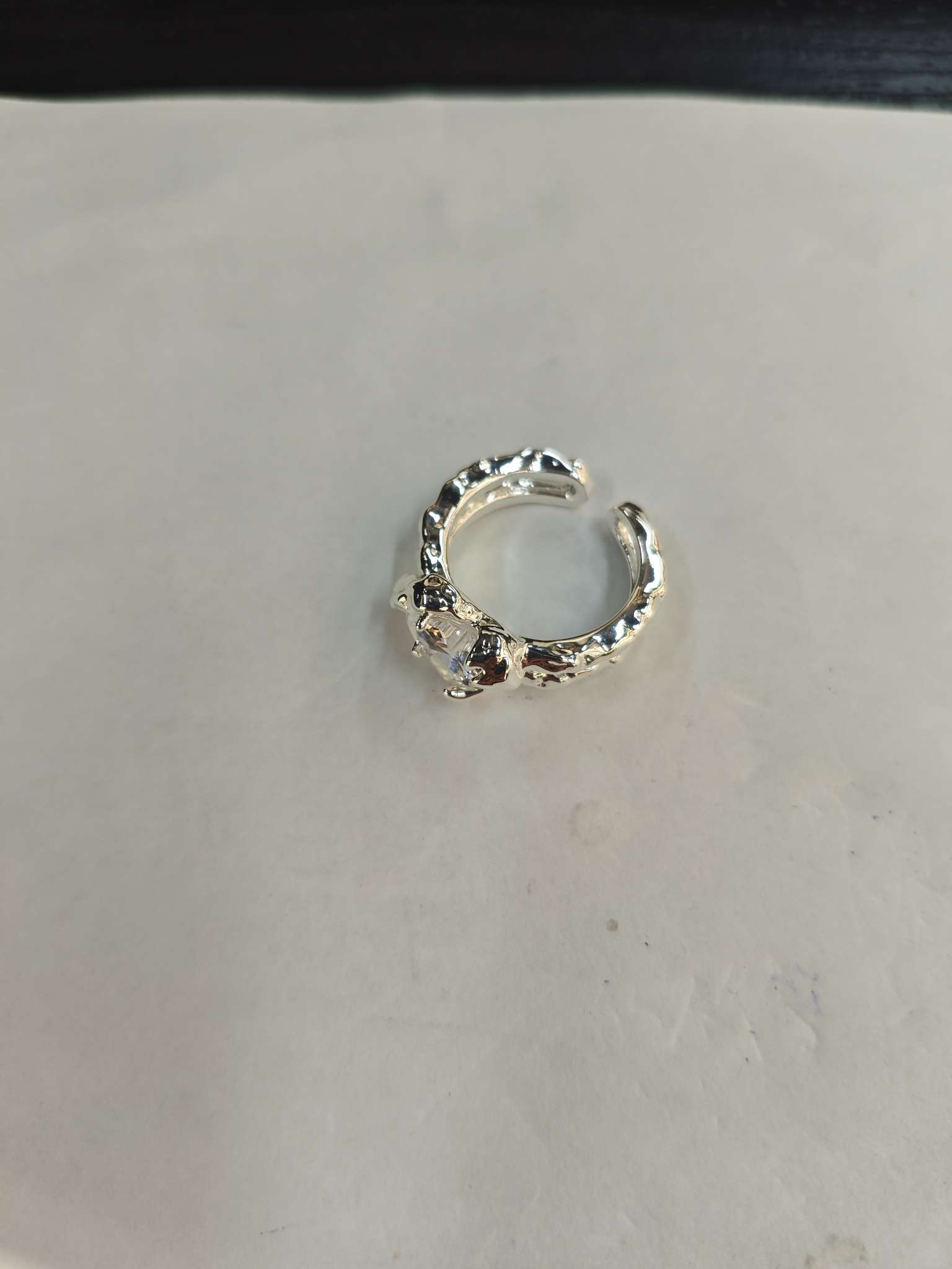 A simple and fashionable silver metal ring, a versatile accessory for both men and women details Picture