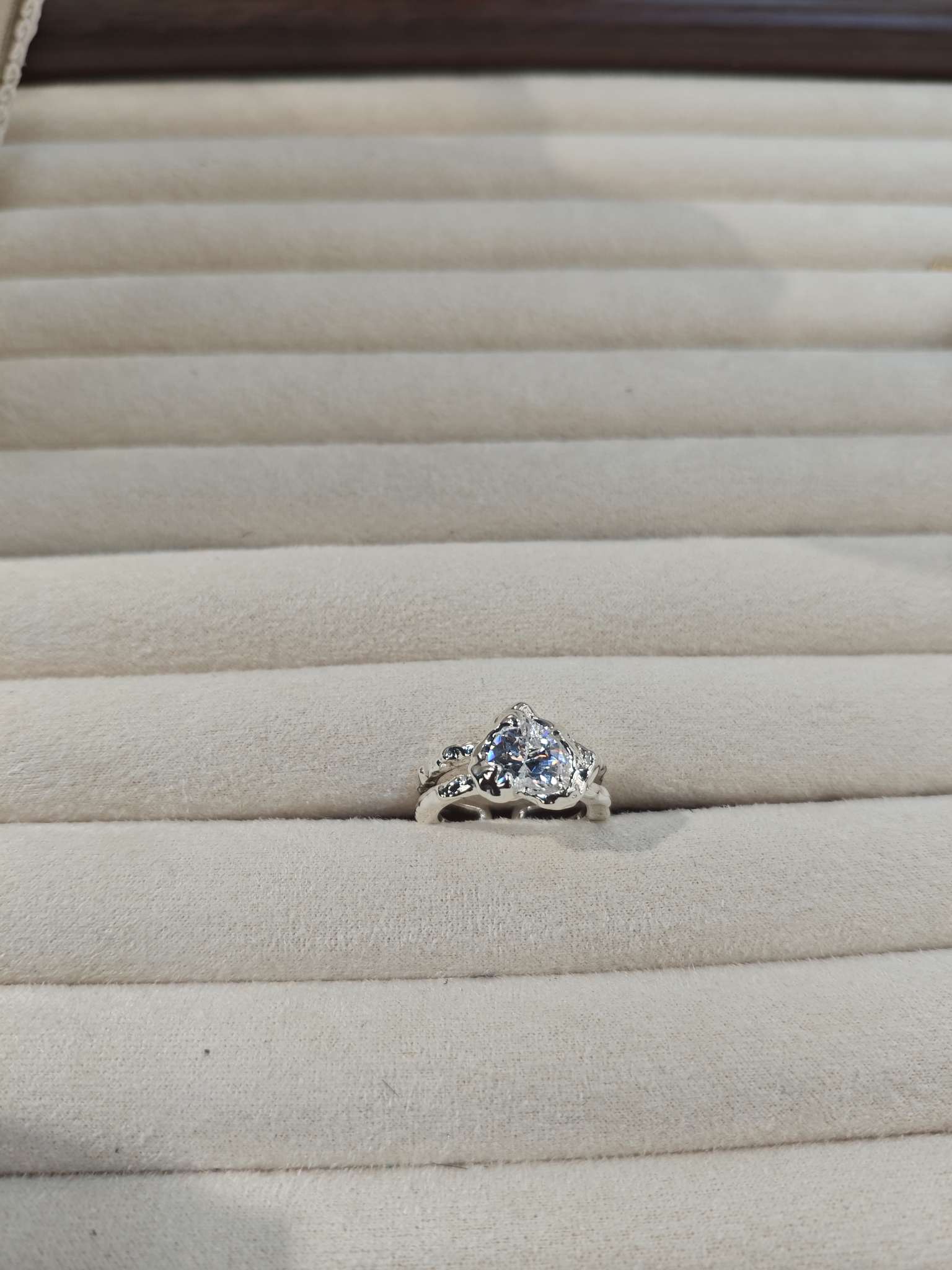 A simple and fashionable silver metal ring, a versatile accessory for both men and women Specification image