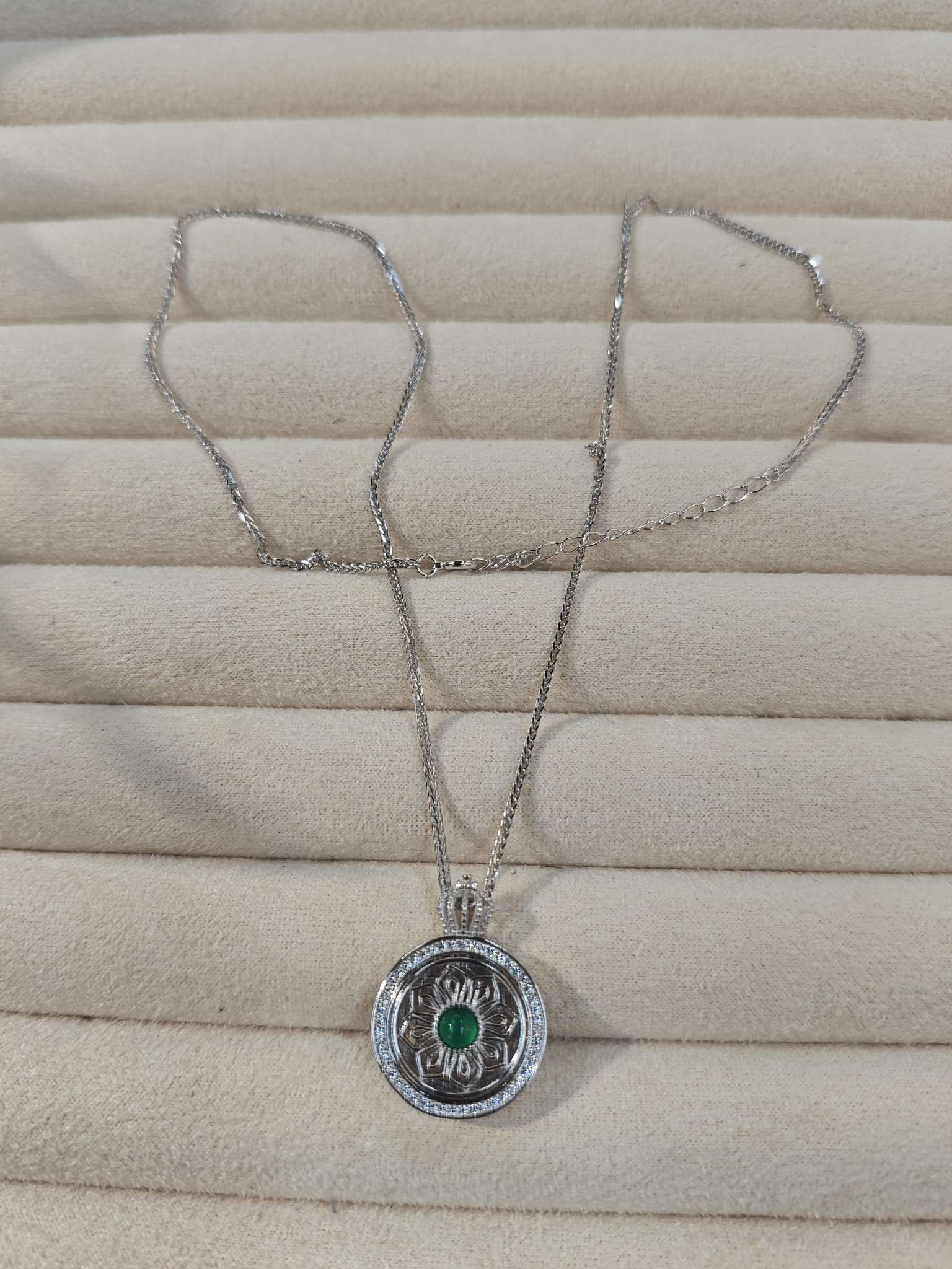 Fashionable and simple necklace with pendant, a versatile accessory for both men and women Specification image