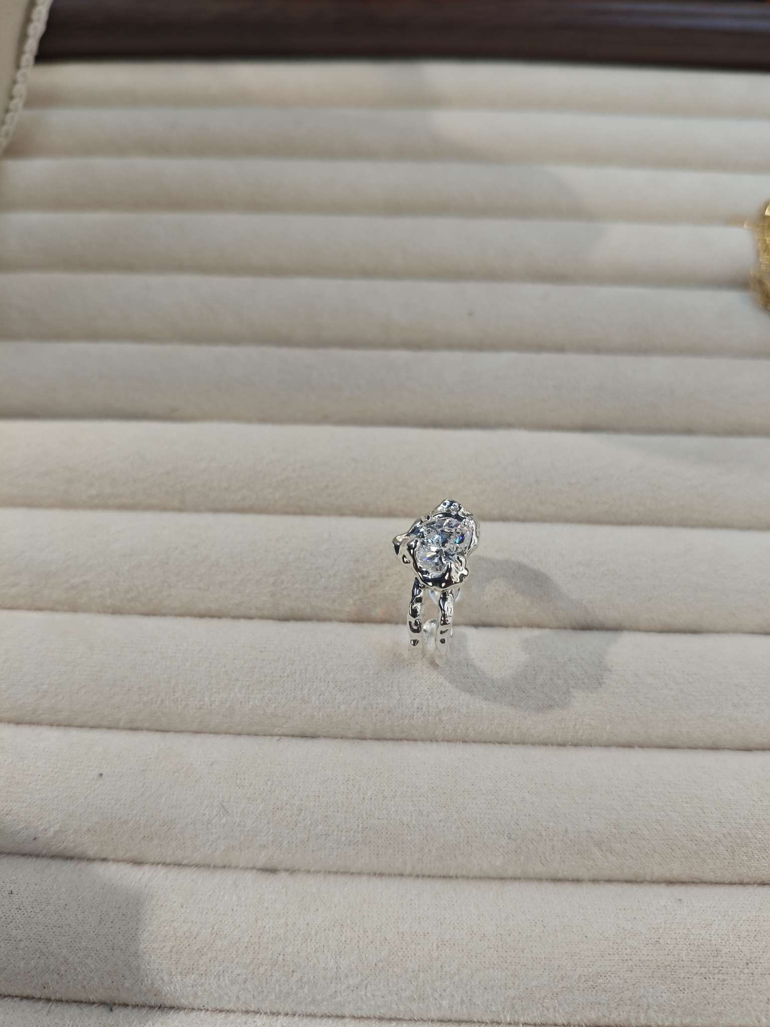 A simple and fashionable silver metal ring, a versatile accessory for both men and women Application Scenario