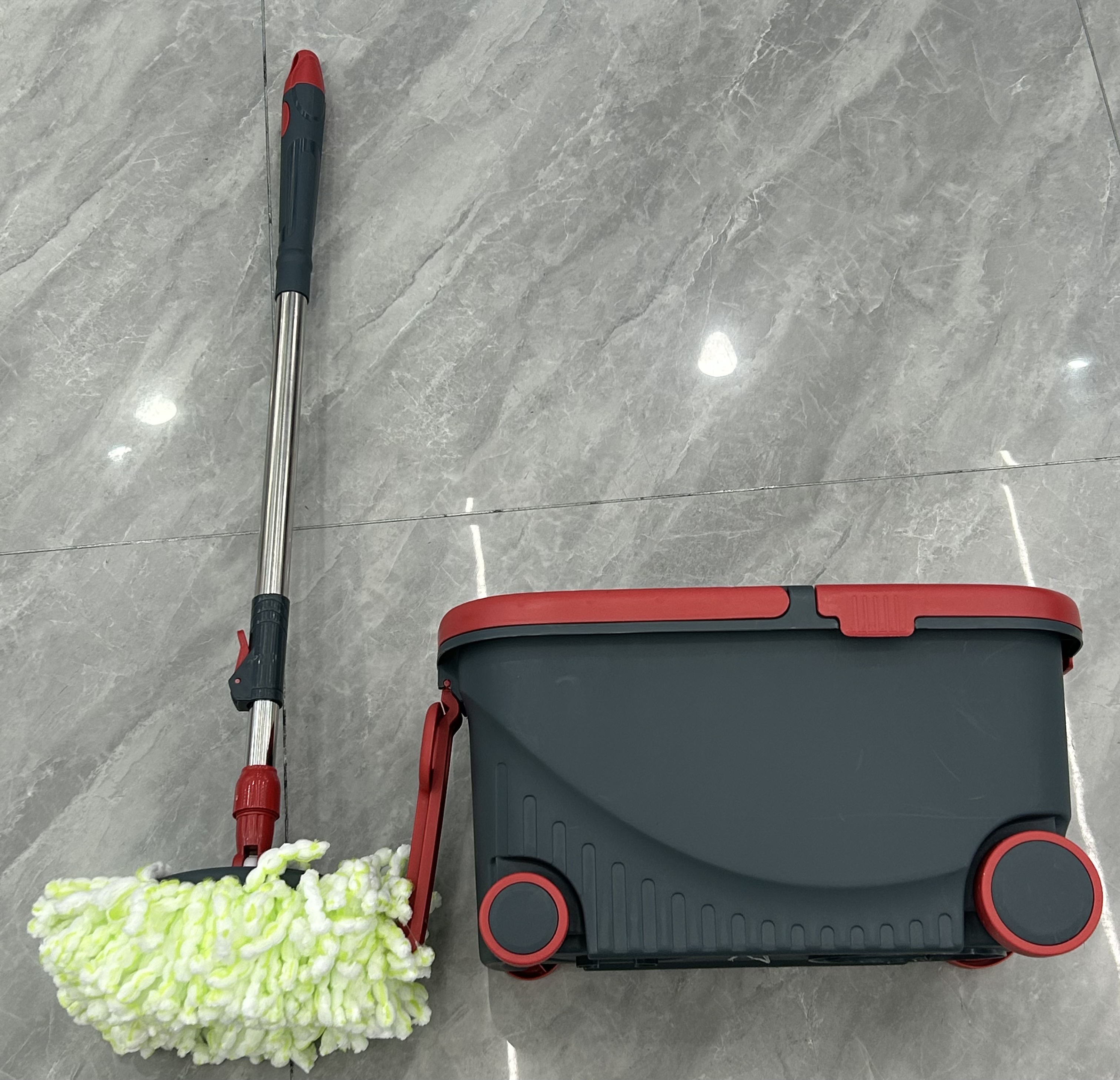 A cloth-holding flat mop with a mop bucket cleaning tool. Mop is a cloth-holding MOP Application Scenario