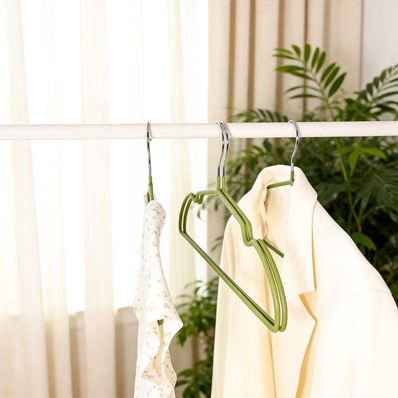 Item No. : 1198 Resin Anti-slip Hanger Size: 4.0 Diameter 54 grams 43 cm Material: Hollow Iron Wire +PVC impregnation liquid One piece 50 sets 40 details Picture