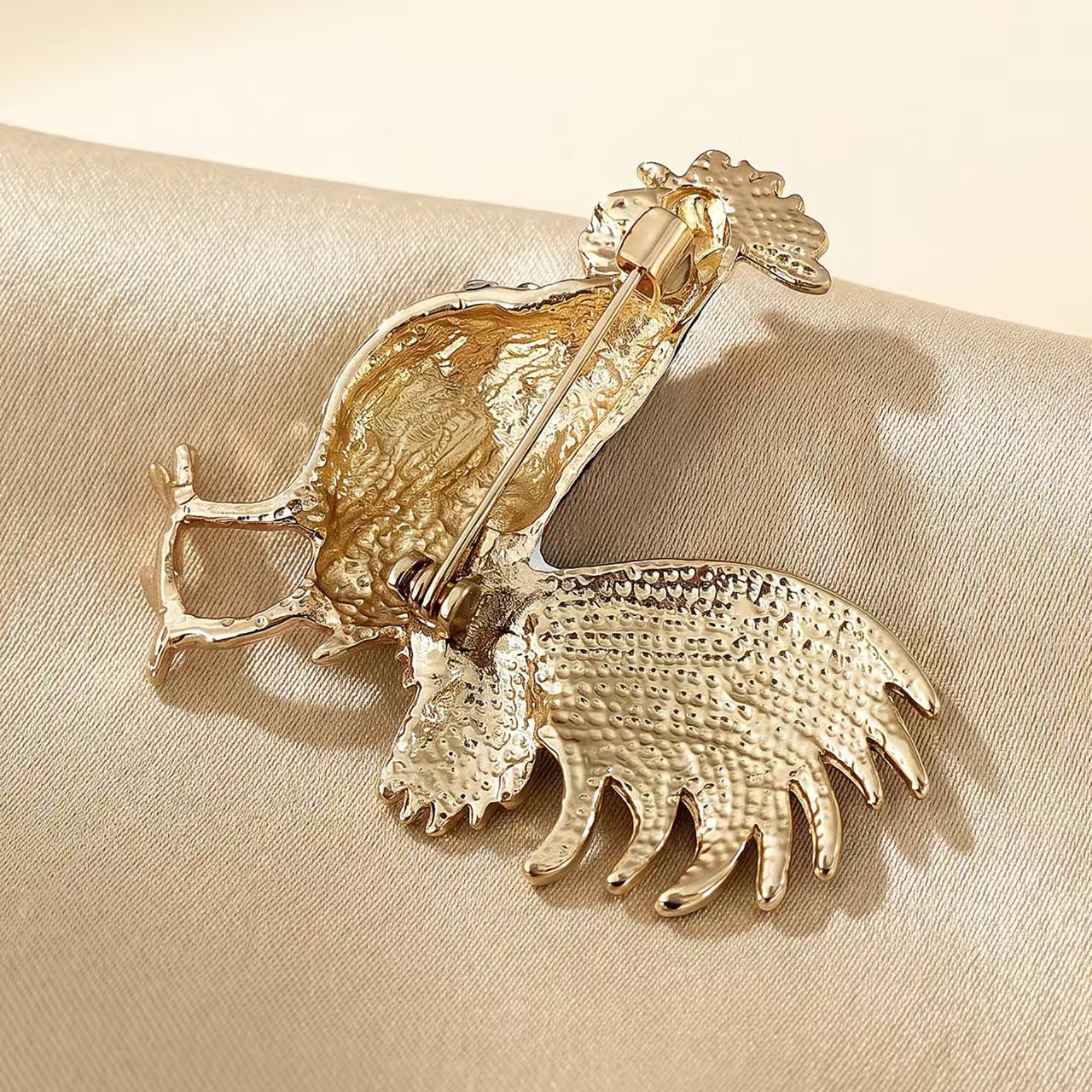 Fashionable and simple alloy oil-drip rooster brooch, cardigan, sweater, coat, corsage accessory, shawl buckle Application Scenario