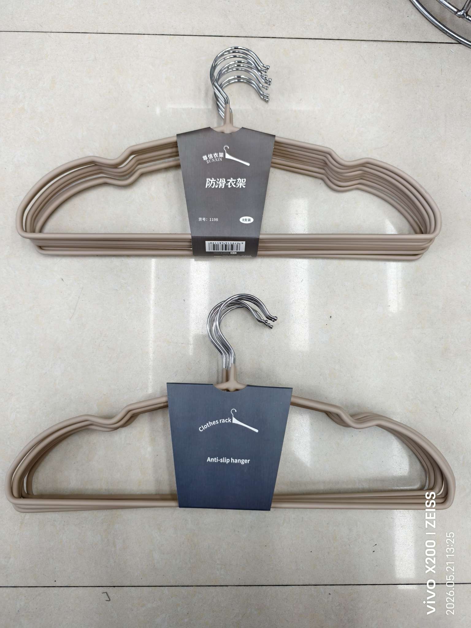 Item No. : 1198 Resin Anti-slip Hanger Size: 4.0 Diameter 54 grams 43 cm Material: Hollow Iron Wire +PVC impregnation liquid One piece 50 sets 40 Item Picture