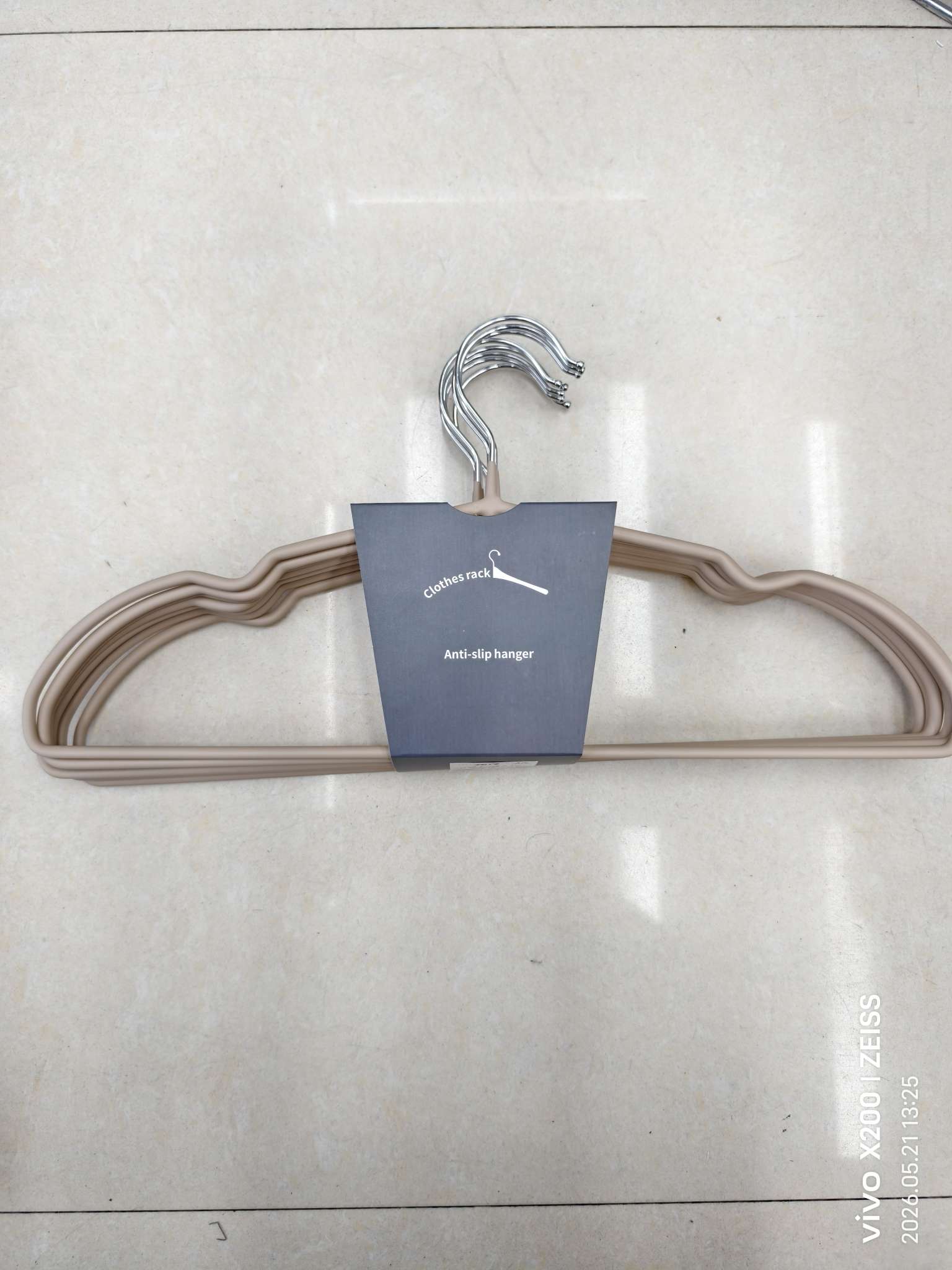 Item No. : 1198 Resin Anti-slip Hanger Size: 4.0 Diameter 54 grams 43 cm Material: Hollow Iron Wire +PVC impregnation liquid One piece 50 sets 40 detail image 8