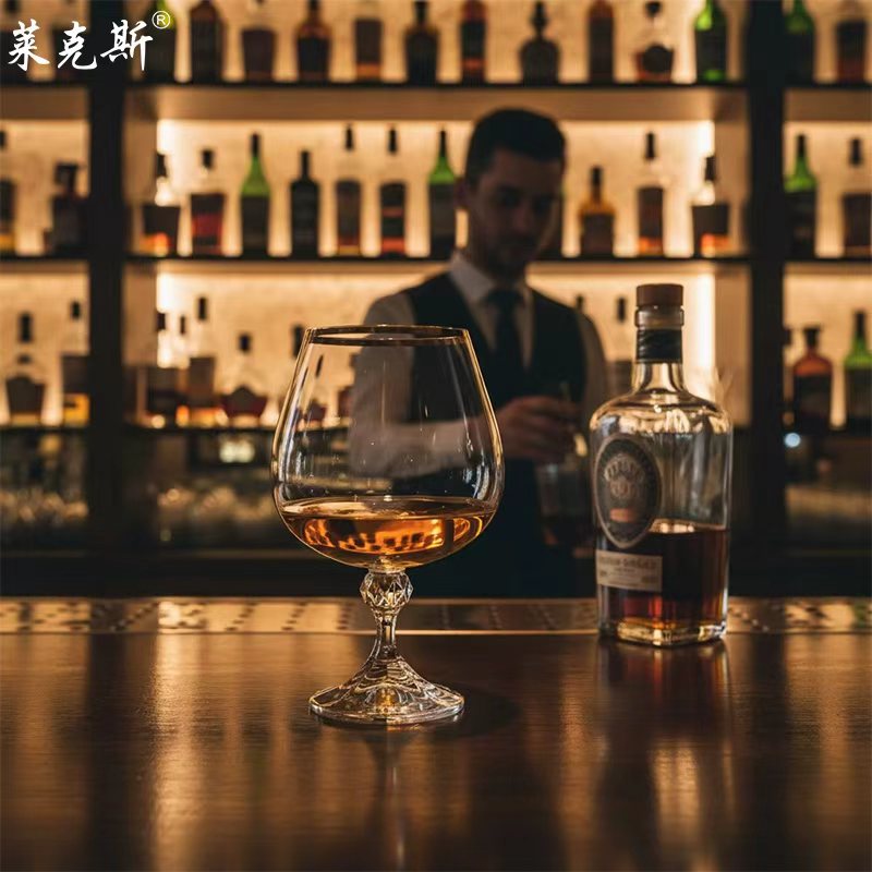 源头工厂直销无铅水晶酒具，涵盖红酒杯、醒酒器、白酒杯等套装，手工雕刻描金吧 KTV 商用及家庭聚会品鉴欧式高档无铅水晶高脚杯 Application Scenario