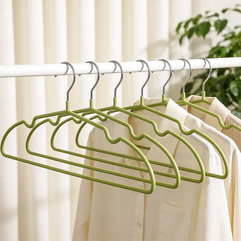Item No. : 1198 Resin Anti-slip Hanger Size: 4.0 Diameter 54 grams 43 cm Material: Hollow Iron Wire +PVC impregnation liquid One piece 50 sets 40