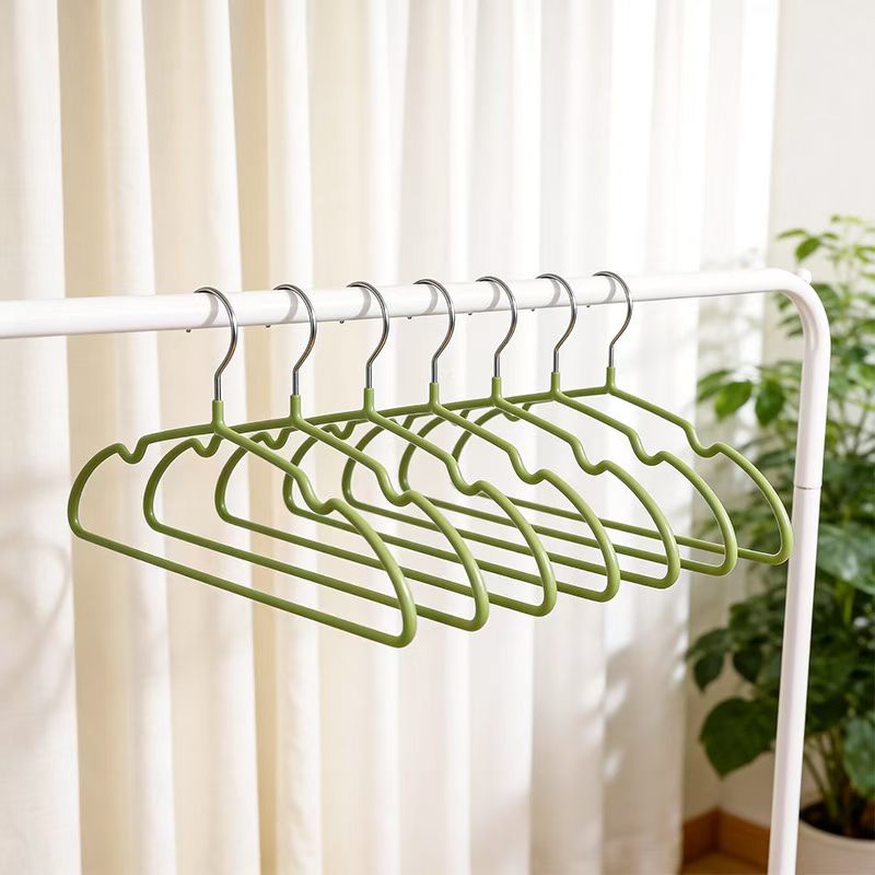 Item No. : 1198 Resin Anti-slip Hanger Size: 4.0 Diameter 54 grams 43 cm Material: Hollow Iron Wire +PVC impregnation liquid One piece 50 sets 40 Application Scenario