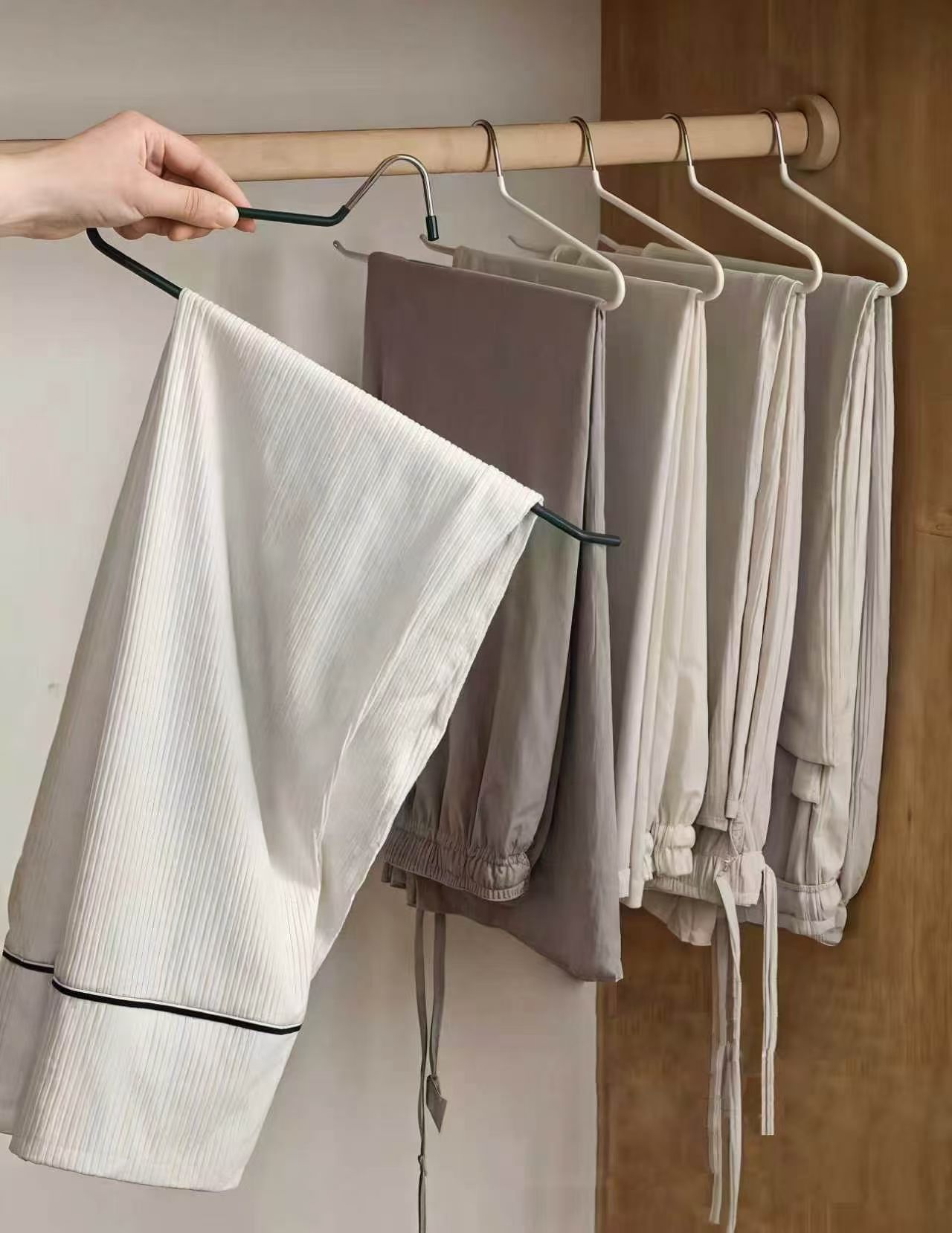 Item Number: 1007 Anti-slip thickened Trouser Frame Material: Iron wire +PVC impregnation Liquid Size: 4.0 Solid iron wire 36 cm 70g Packaging: One piece 44 sets 2 details Picture