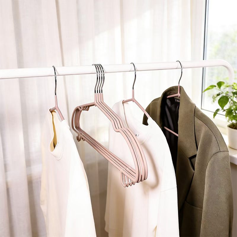 Item No. : 1204 Resin Anti-slip Hanger Size: 4.0 Diameter 60g 43 cm Material: Hollow Iron Wire +PVC impregnation liquid One piece 50 sets 400 Specification image