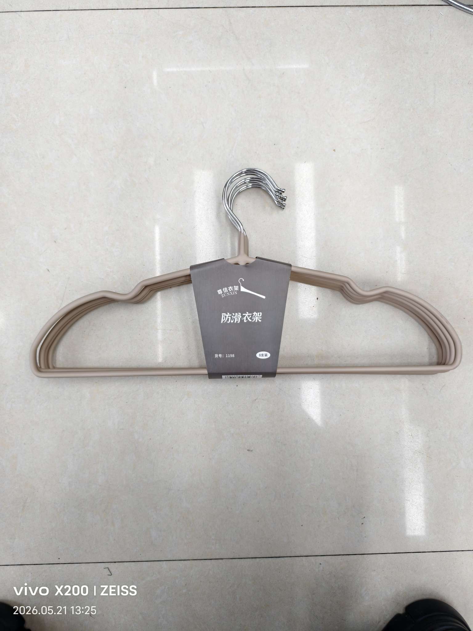 Item No. : 1198 Resin Anti-slip Hanger Size: 4.0 Diameter 54 grams 43 cm Material: Hollow Iron Wire +PVC impregnation liquid One piece 50 sets 40 detail image 6