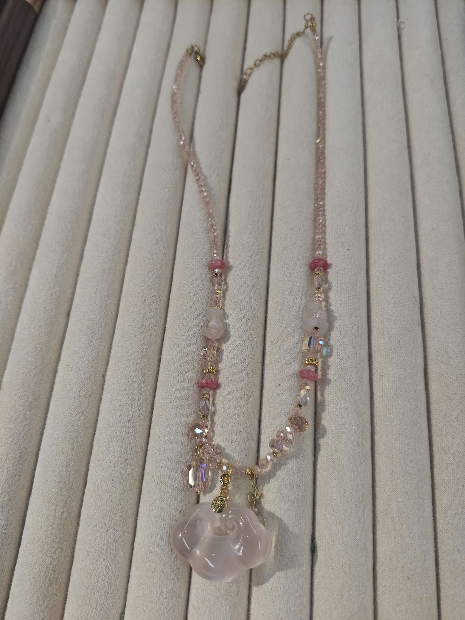 New style jewelry necklace, high-end and exquisite pink crystal Xiangyun lock necklace detail image 4