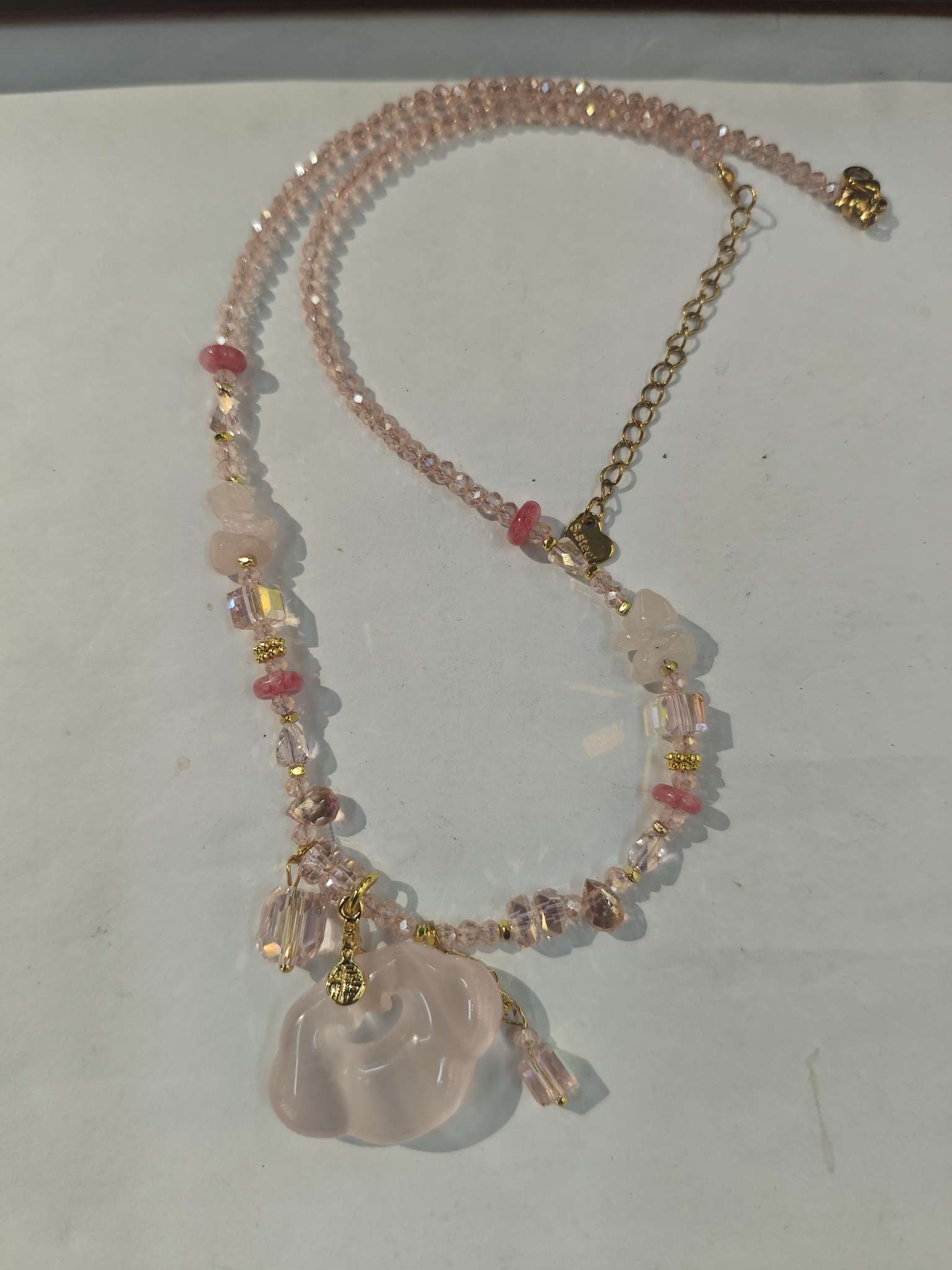 New style jewelry necklace, high-end and exquisite pink crystal Xiangyun lock necklace Item Picture