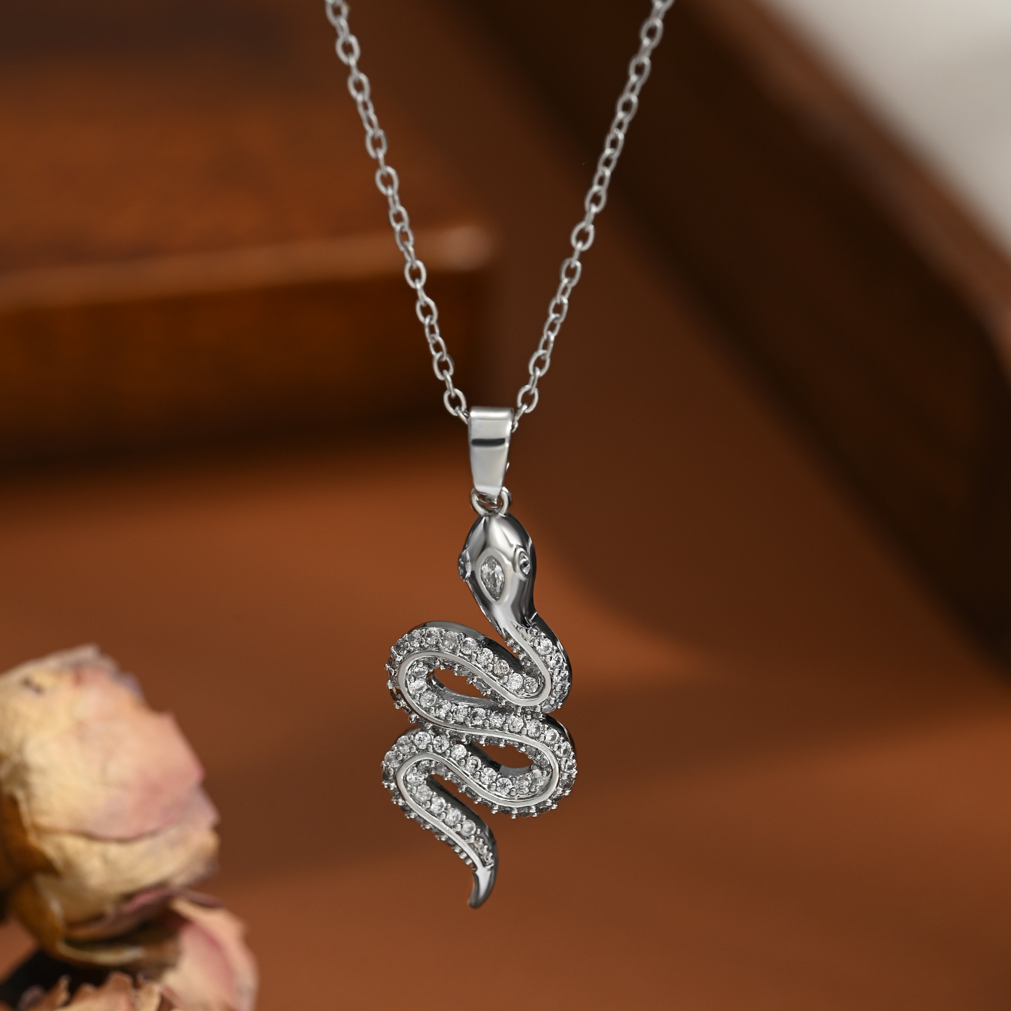 This is a new and trendy snake-shaped necklace with a unique design sense. It is fashionable and versatile for women Specification image