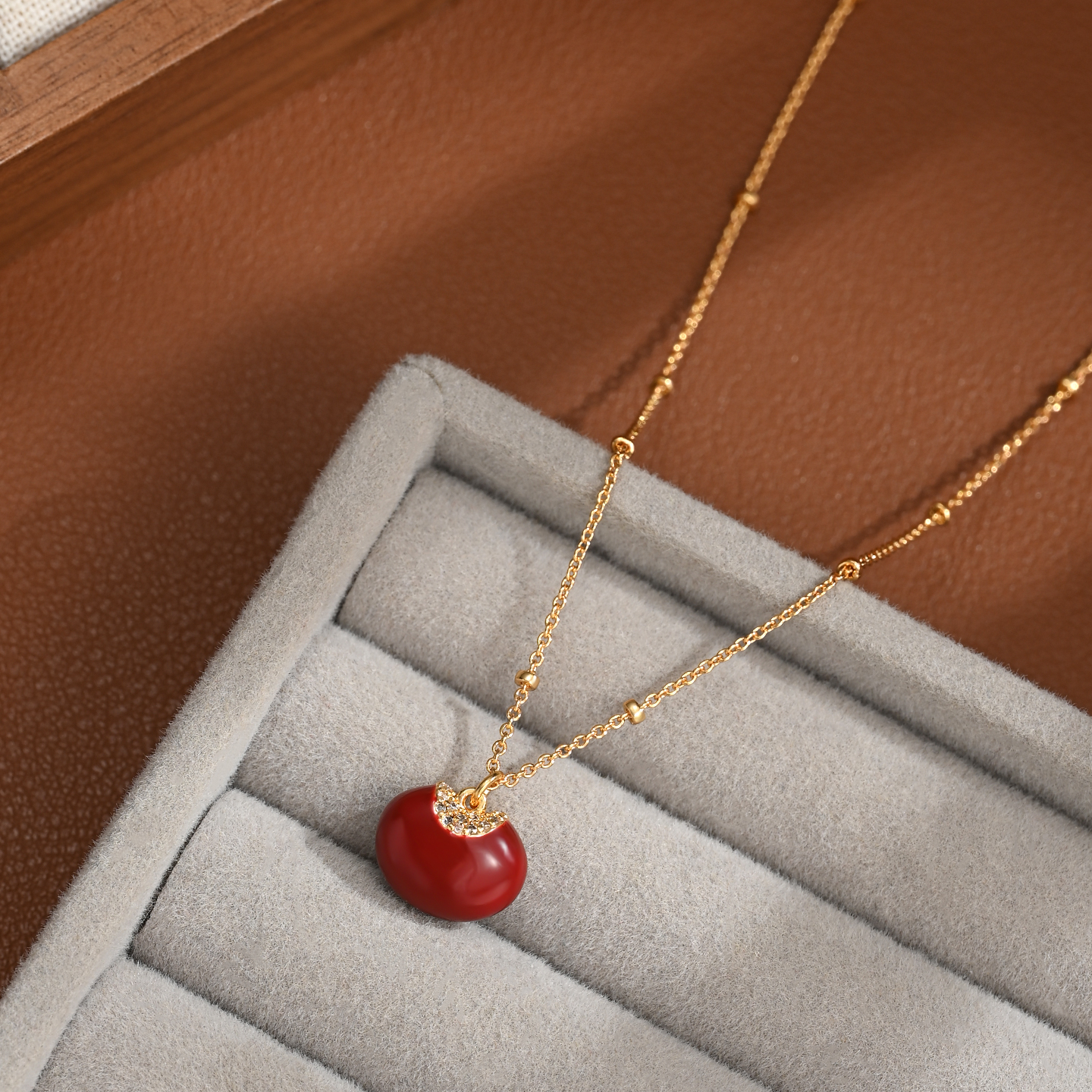 A light luxury, niche and personalized design necklace for women, with a high-end and elegant collarbone chain Item Picture