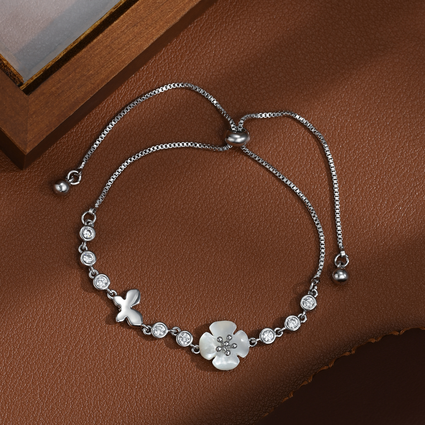 This light luxury and niche flower bracelet is exquisite and versatile, making it a perfect gift for your girlfriend details Picture