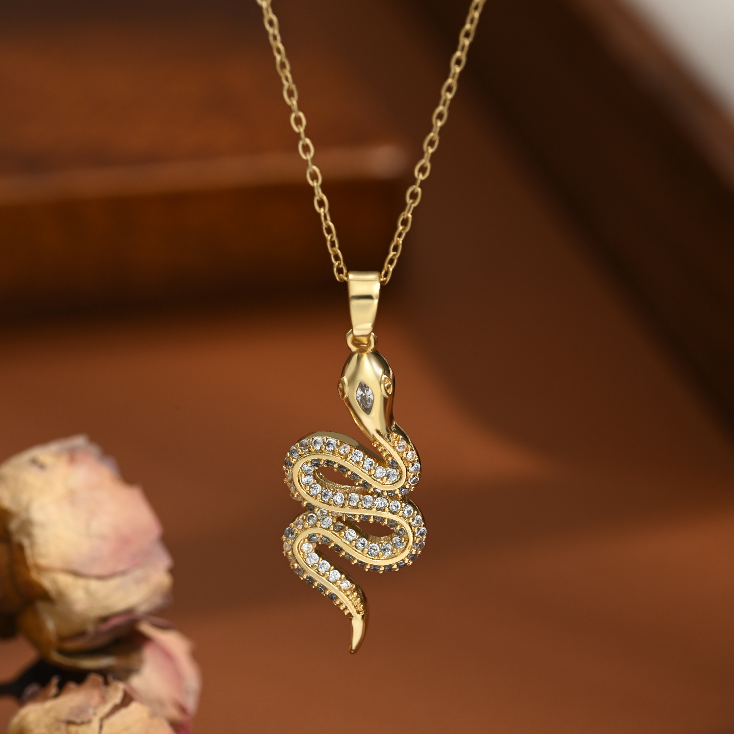 This is a new and trendy snake-shaped necklace with a unique design sense. It is fashionable and versatile for women details Picture