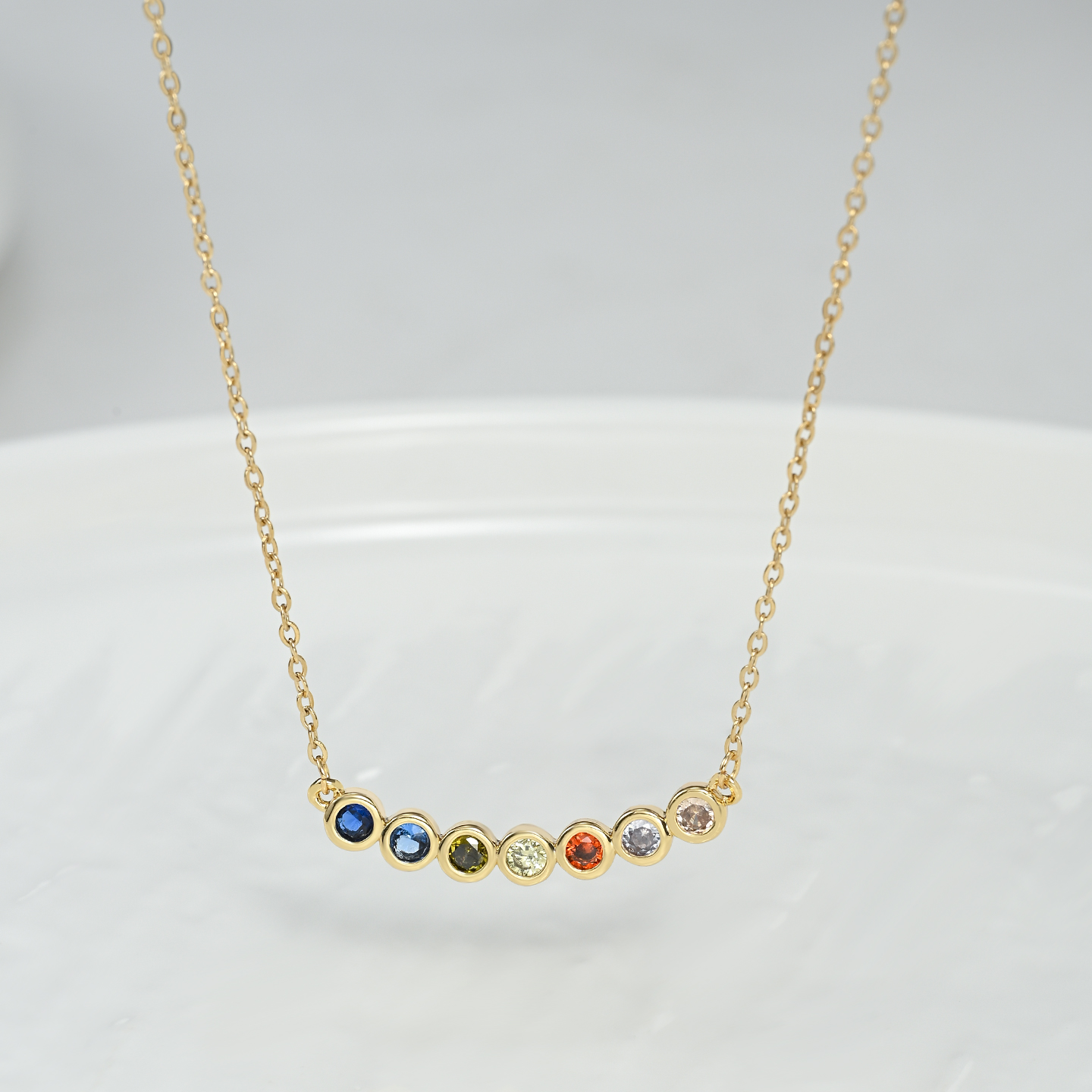 A light luxury and niche colorful necklace for women, exuding a sense of sophistication, fashion and versatility details Picture