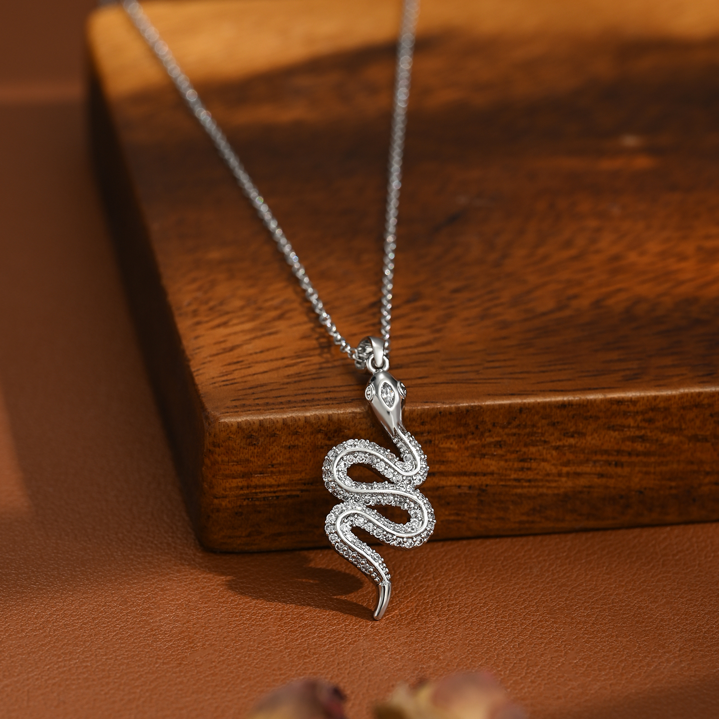 This is a new and trendy snake-shaped necklace with a unique design sense. It is fashionable and versatile for women Application Scenario