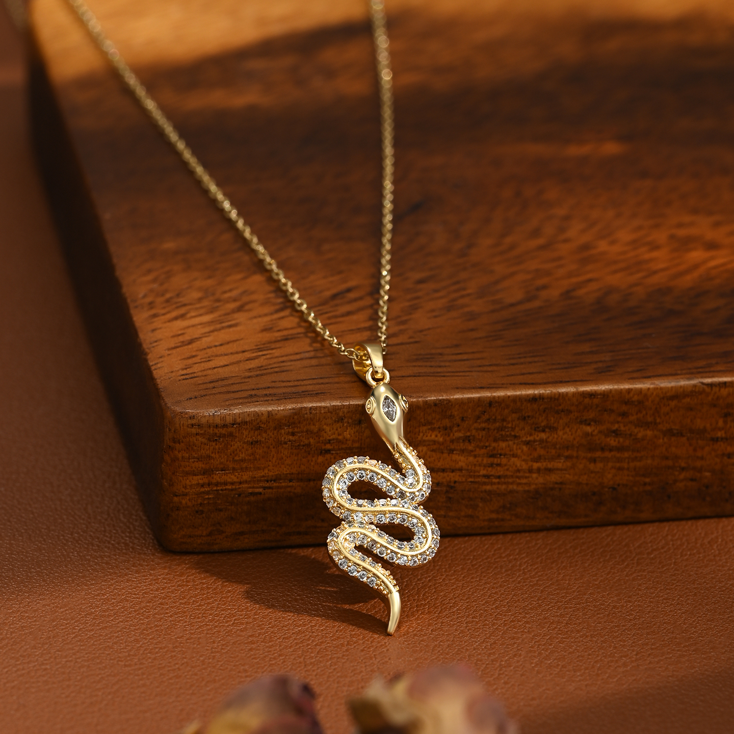 This is a new and trendy snake-shaped necklace with a unique design sense. It is fashionable and versatile for women Item Picture