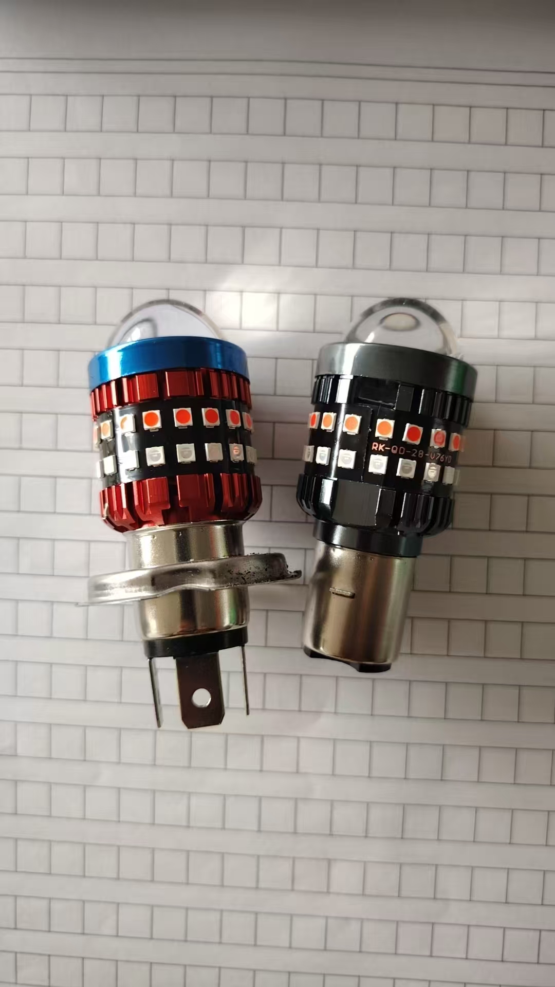Motorcycle LED spotlights, dual-claw H4 spotlights, dual-color lights, 360-degree light emission, energy-saving and eye-protecting LED bulbs pic 1