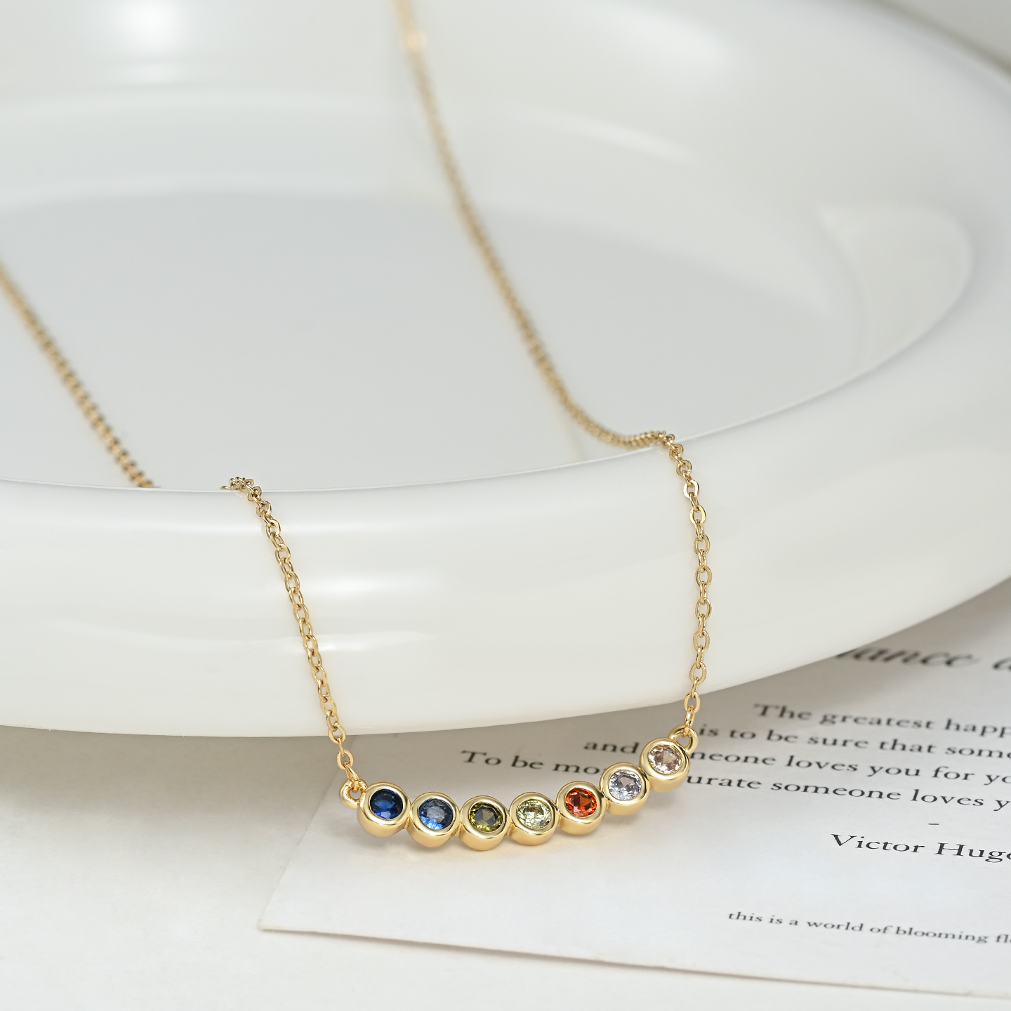 A light luxury and niche colorful necklace for women, exuding a sense of sophistication, fashion and versatility Item Picture