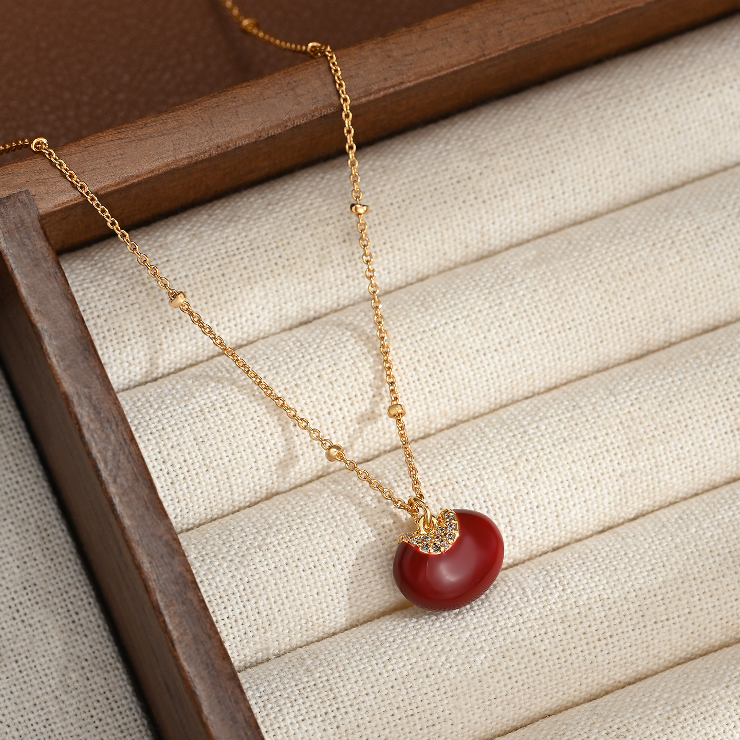 A light luxury, niche and personalized design necklace for women, with a high-end and elegant collarbone chain details Picture