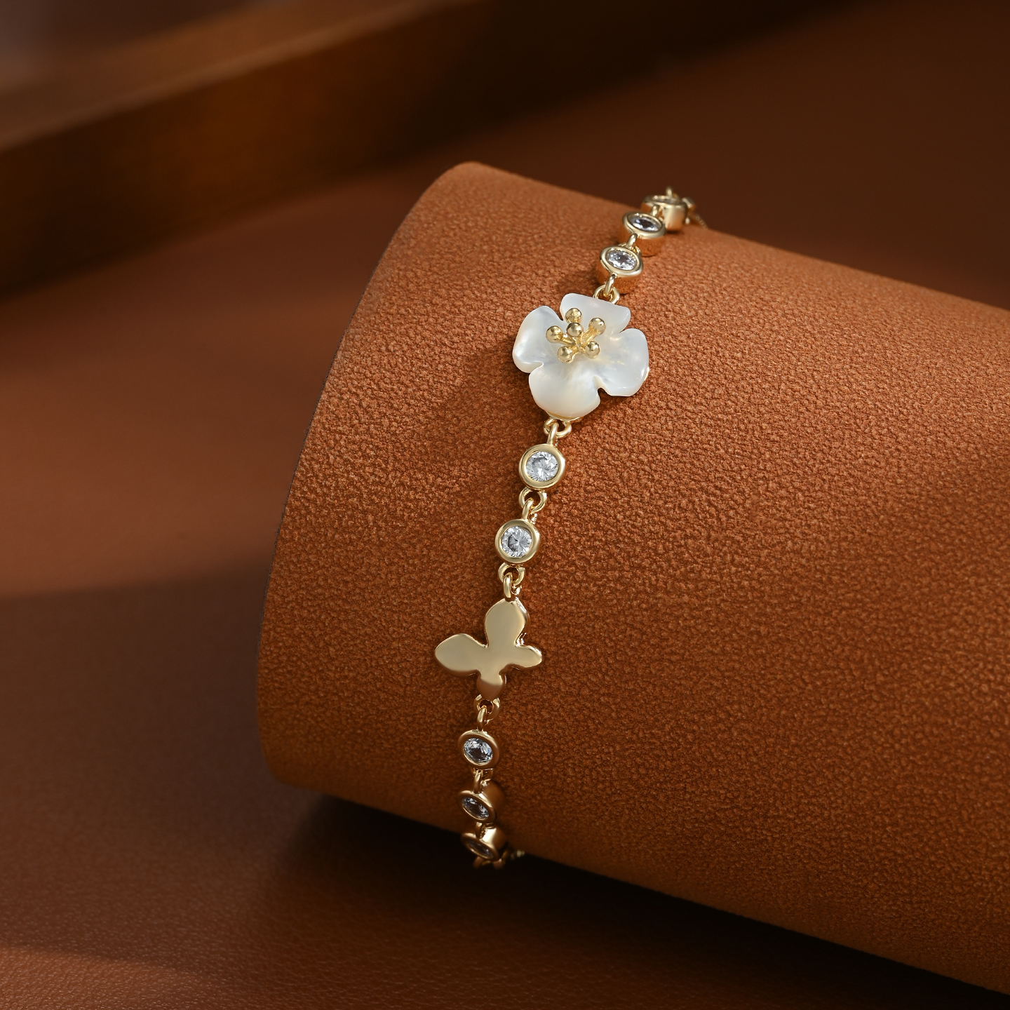 This light luxury and niche flower bracelet is exquisite and versatile, making it a perfect gift for your girlfriend Application Scenario