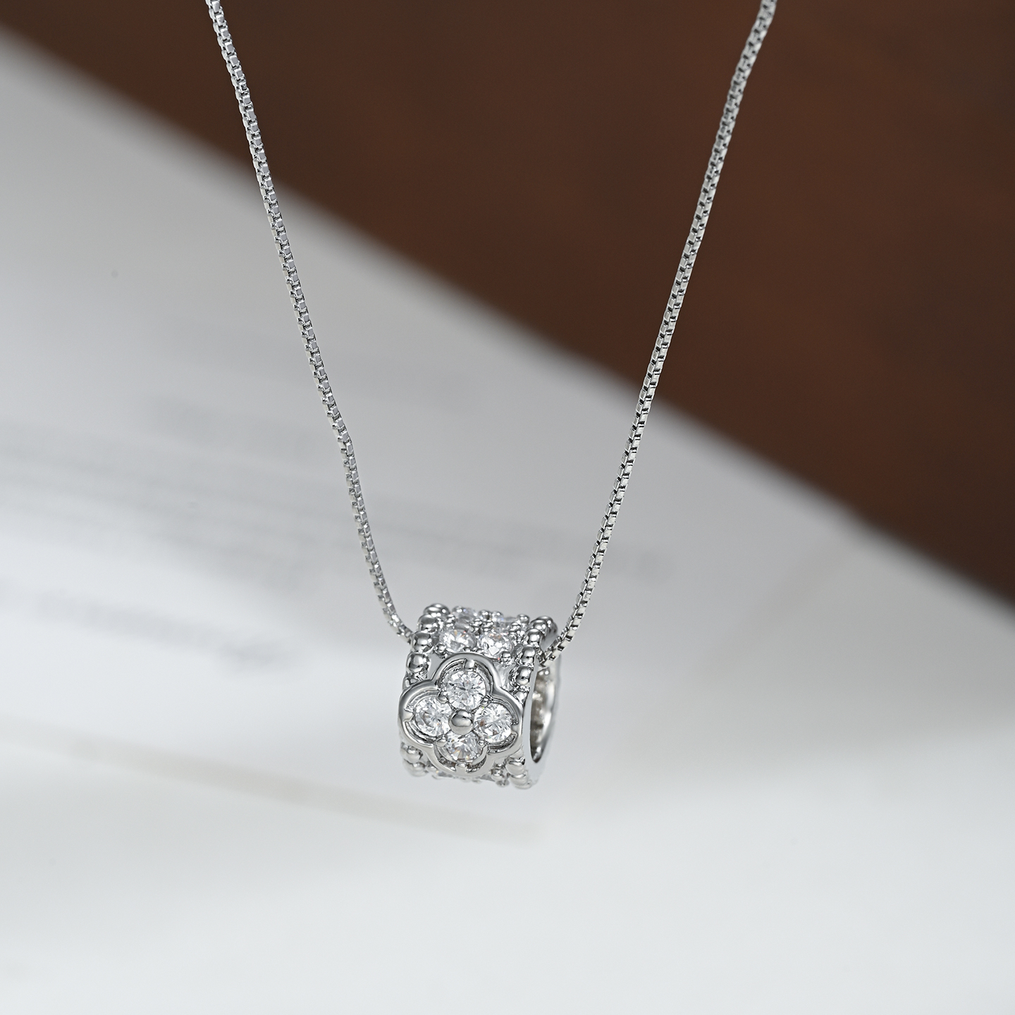 A light luxury, niche, individual and simple design necklace for women, with a high-end and elegant collarbone chain Specification image