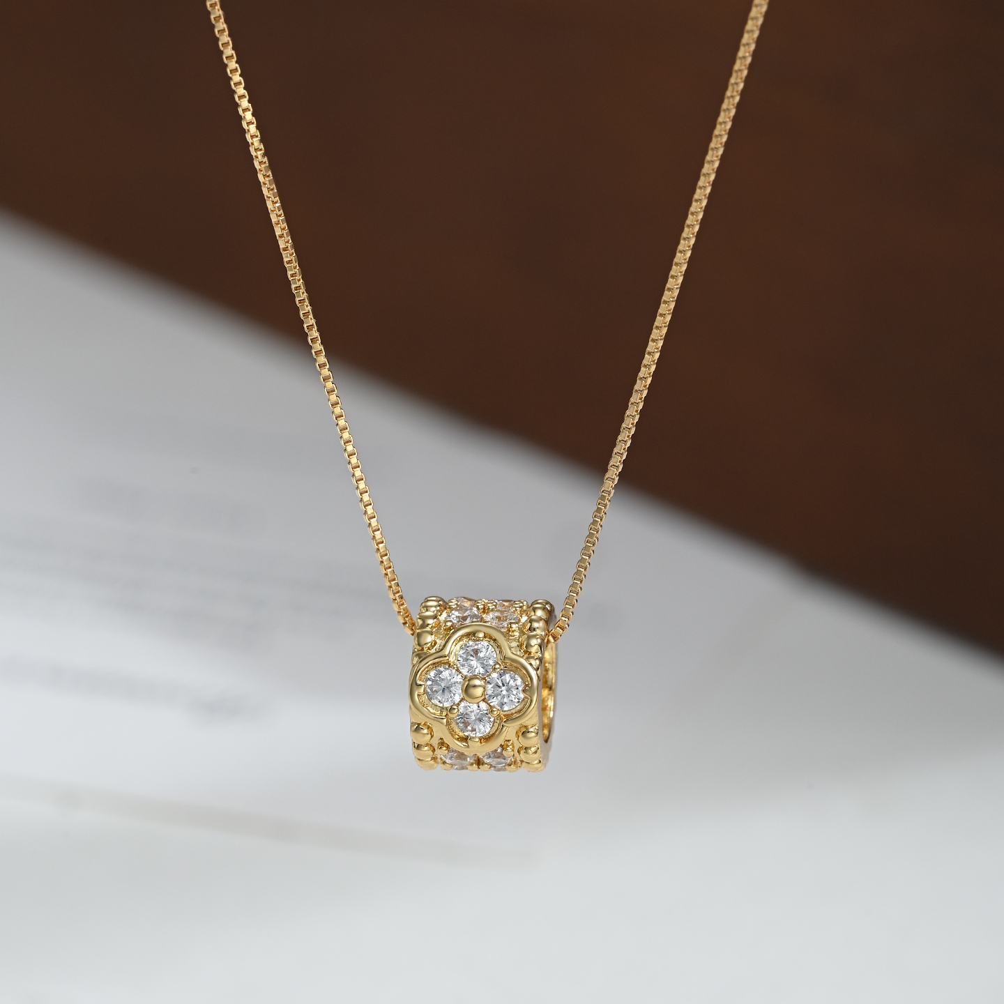 A light luxury, niche, individual and simple design necklace for women, with a high-end and elegant collarbone chain details Picture