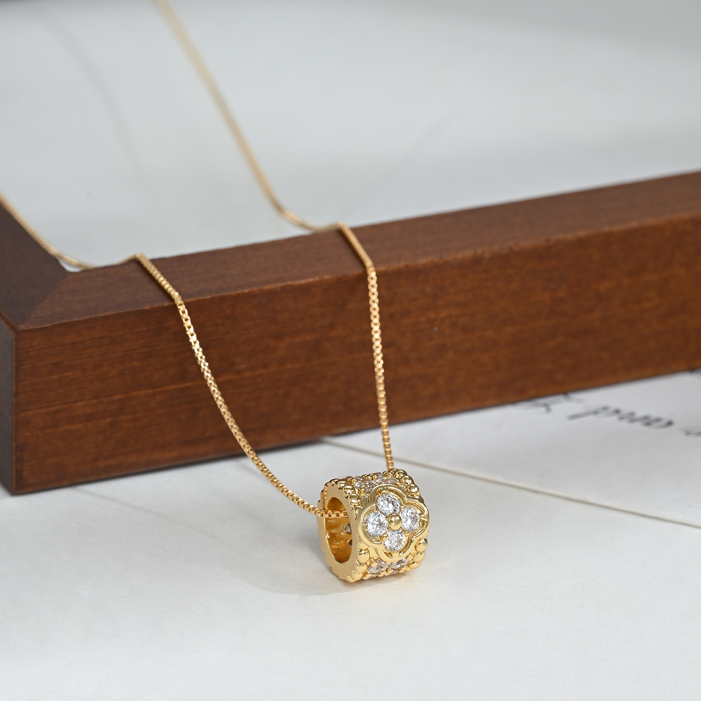 A light luxury, niche, individual and simple design necklace for women, with a high-end and elegant collarbone chain Item Picture