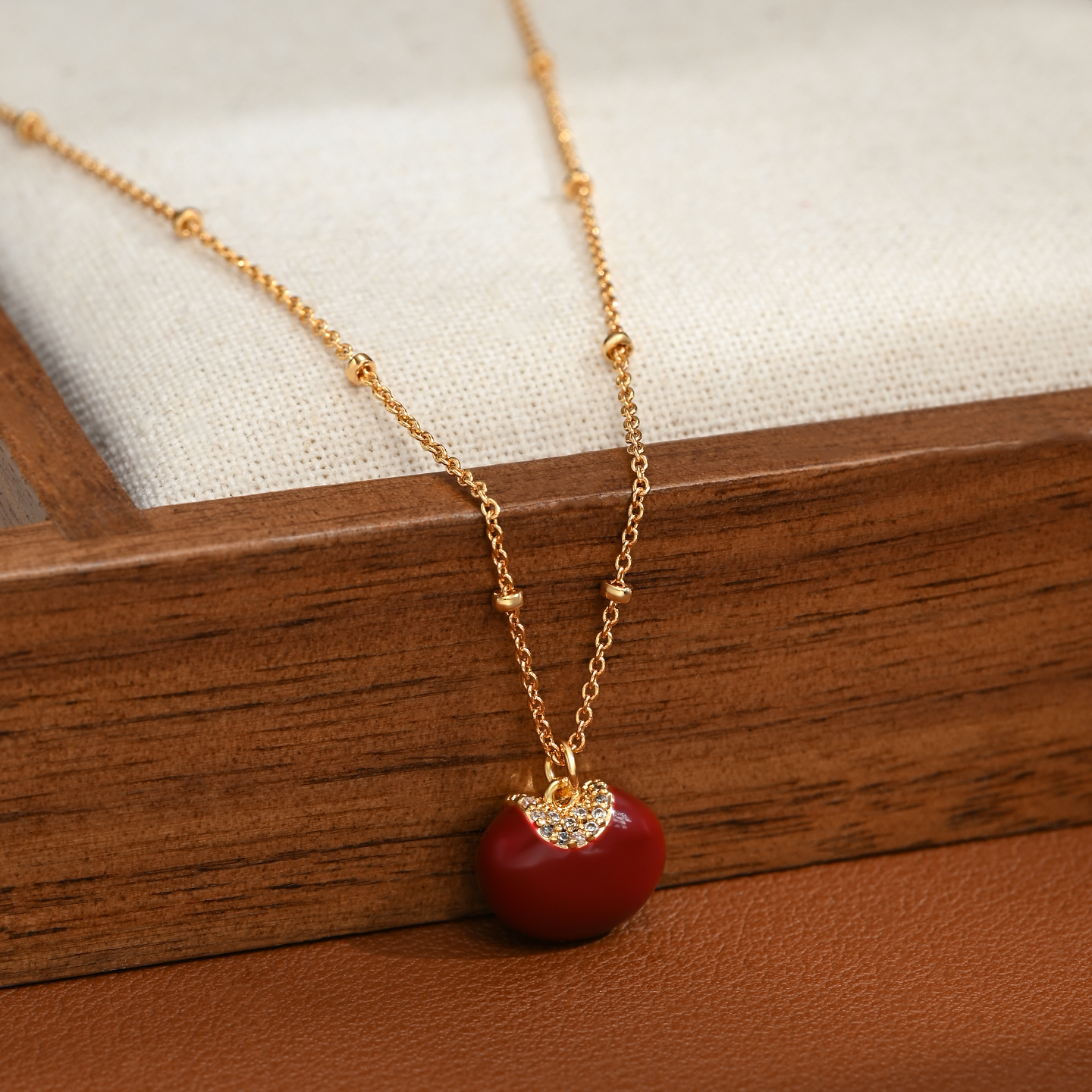 A light luxury, niche and personalized design necklace for women, with a high-end and elegant collarbone chain Application Scenario