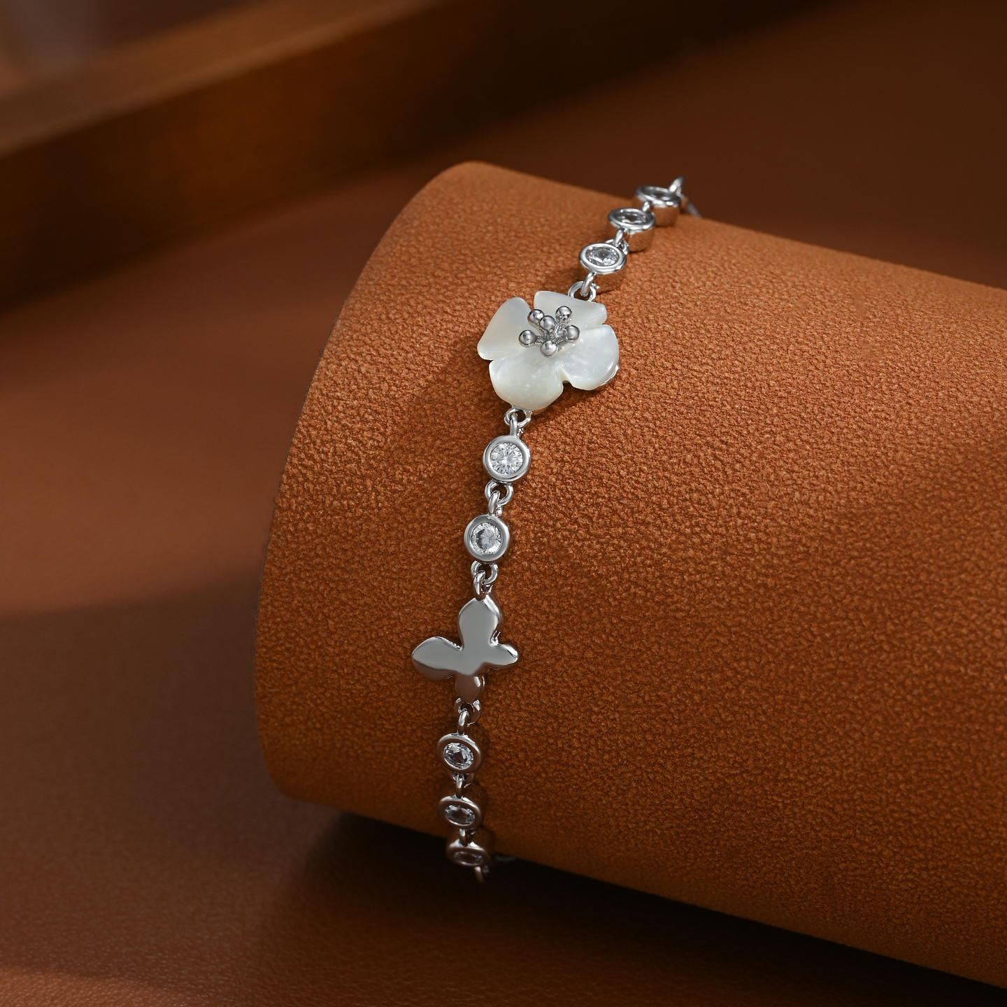 This light luxury and niche flower bracelet is exquisite and versatile, making it a perfect gift for your girlfriend Item Picture