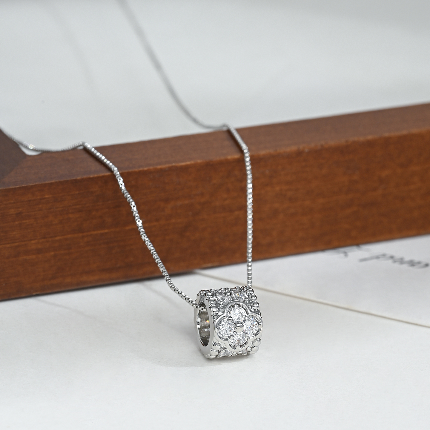 A light luxury, niche, individual and simple design necklace for women, with a high-end and elegant collarbone chain Application Scenario