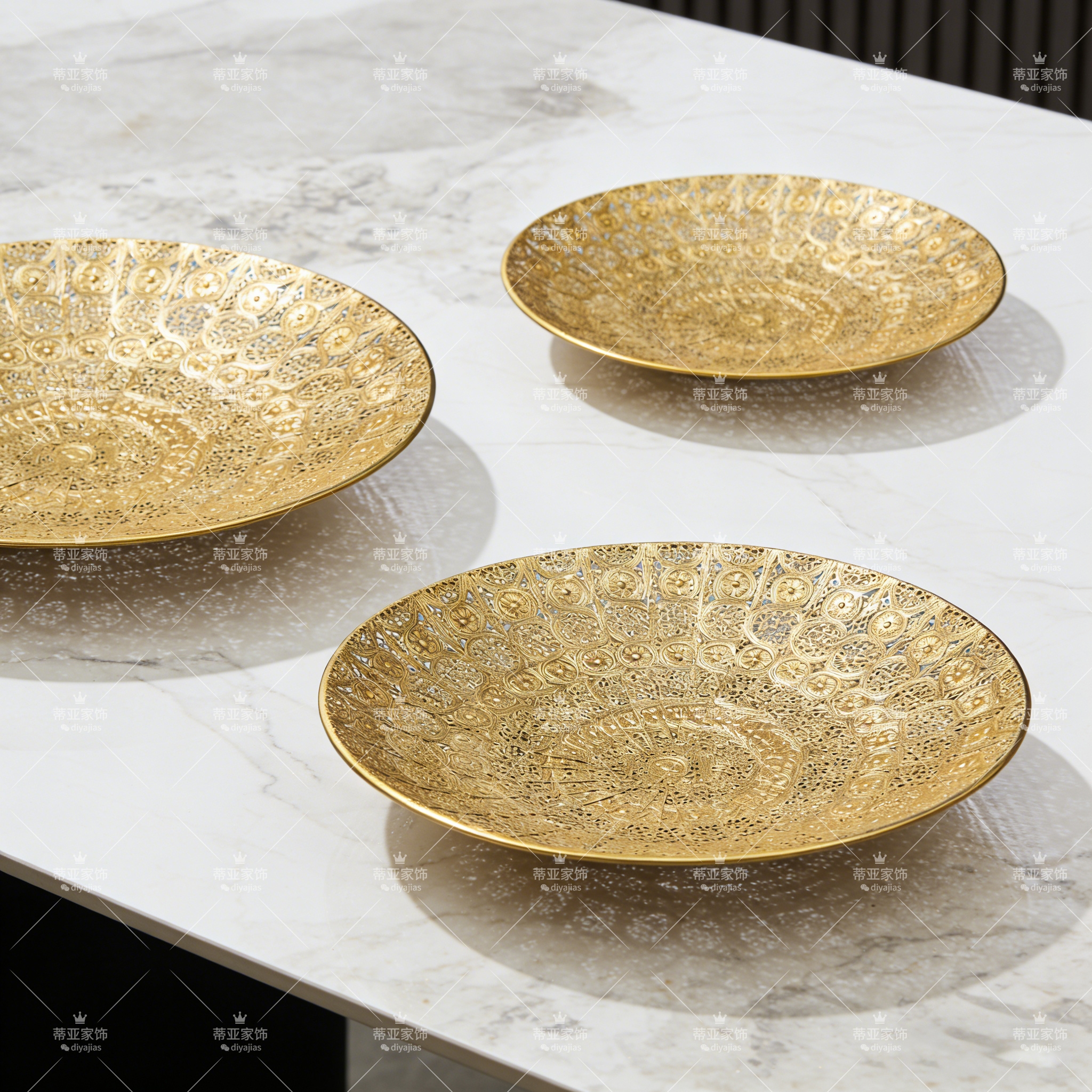 A golden decorative plate as the main body, a wedding fruit plate, a retro court-style artificial flower velvet flower head gift and decoration piece Item Picture
