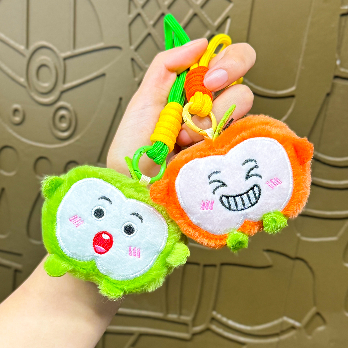Cute apple pendant, plush realistic fruit pendant, bag pendant, small pendant, car hanging, keychain decoration, bag doll, claw machine doll Application Scenario