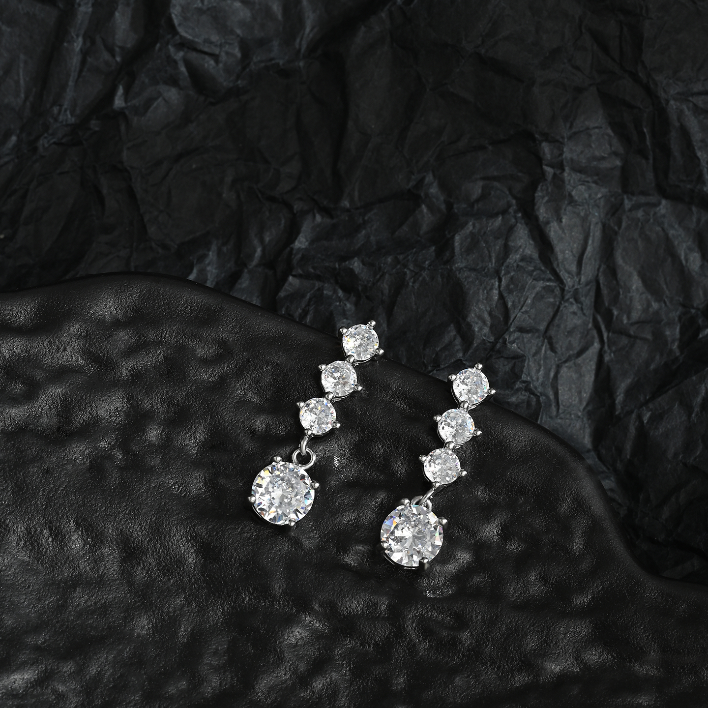 A light luxury, high-end design, fashionable and elegant long pair of earrings as a gift for your girlfriend Specification image