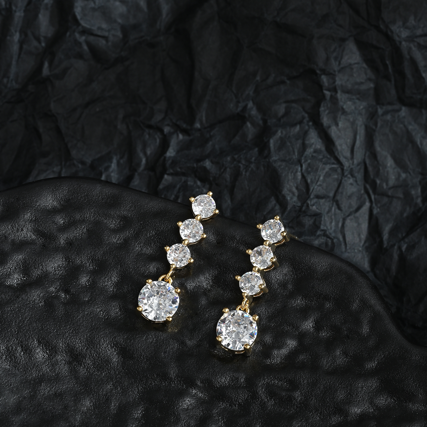 A light luxury, high-end design, fashionable and elegant long pair of earrings as a gift for your girlfriend details Picture