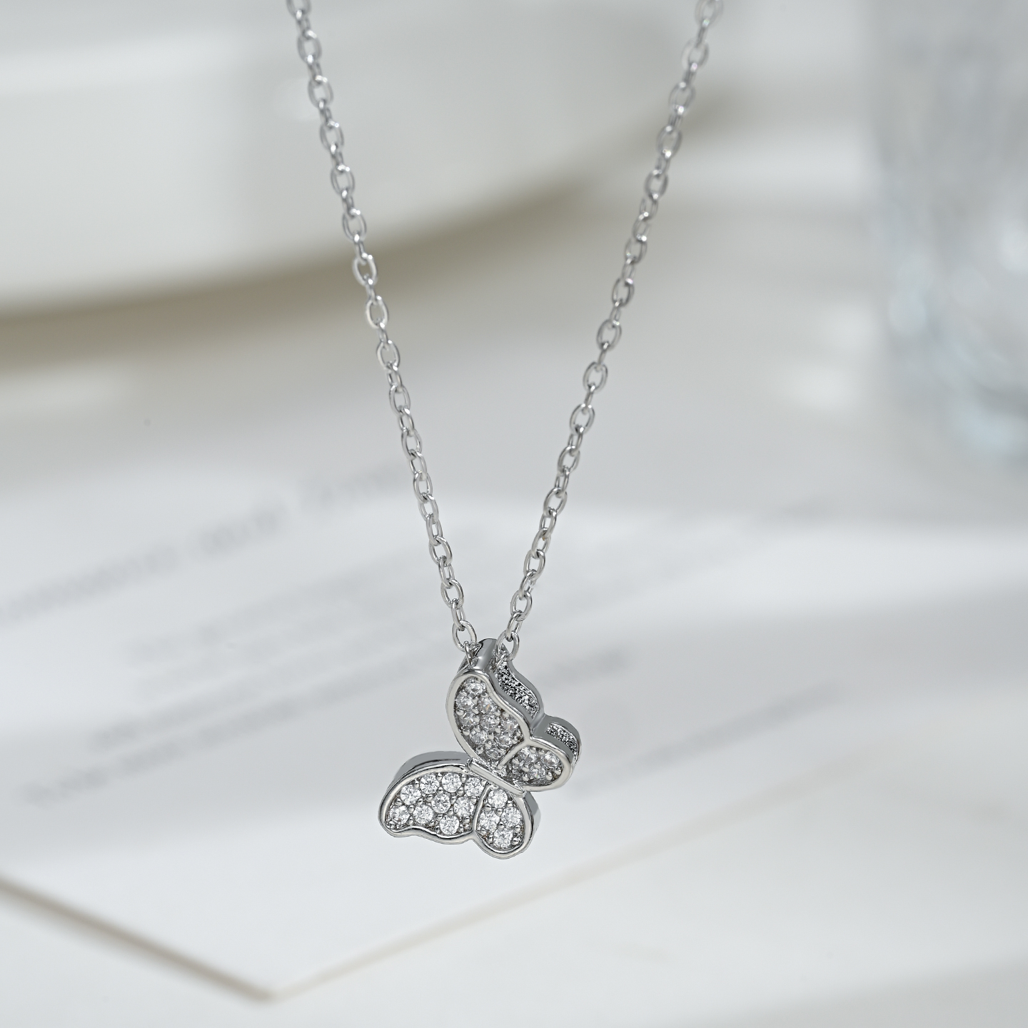 A classic, light luxury butterfly-shaped necklace for women with a high-end and elegant collarbone chain Item Picture